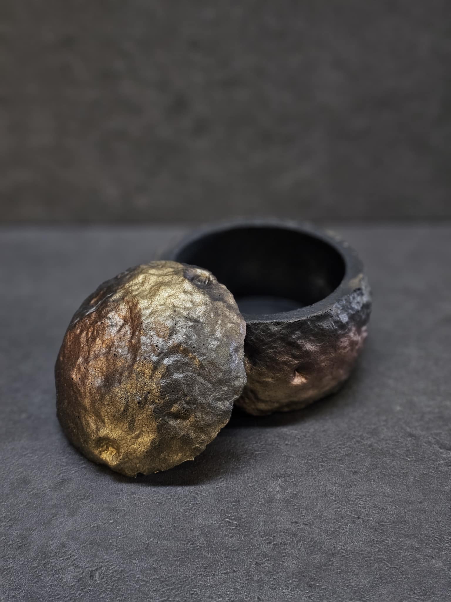 meteoras juodas auksas-bronza