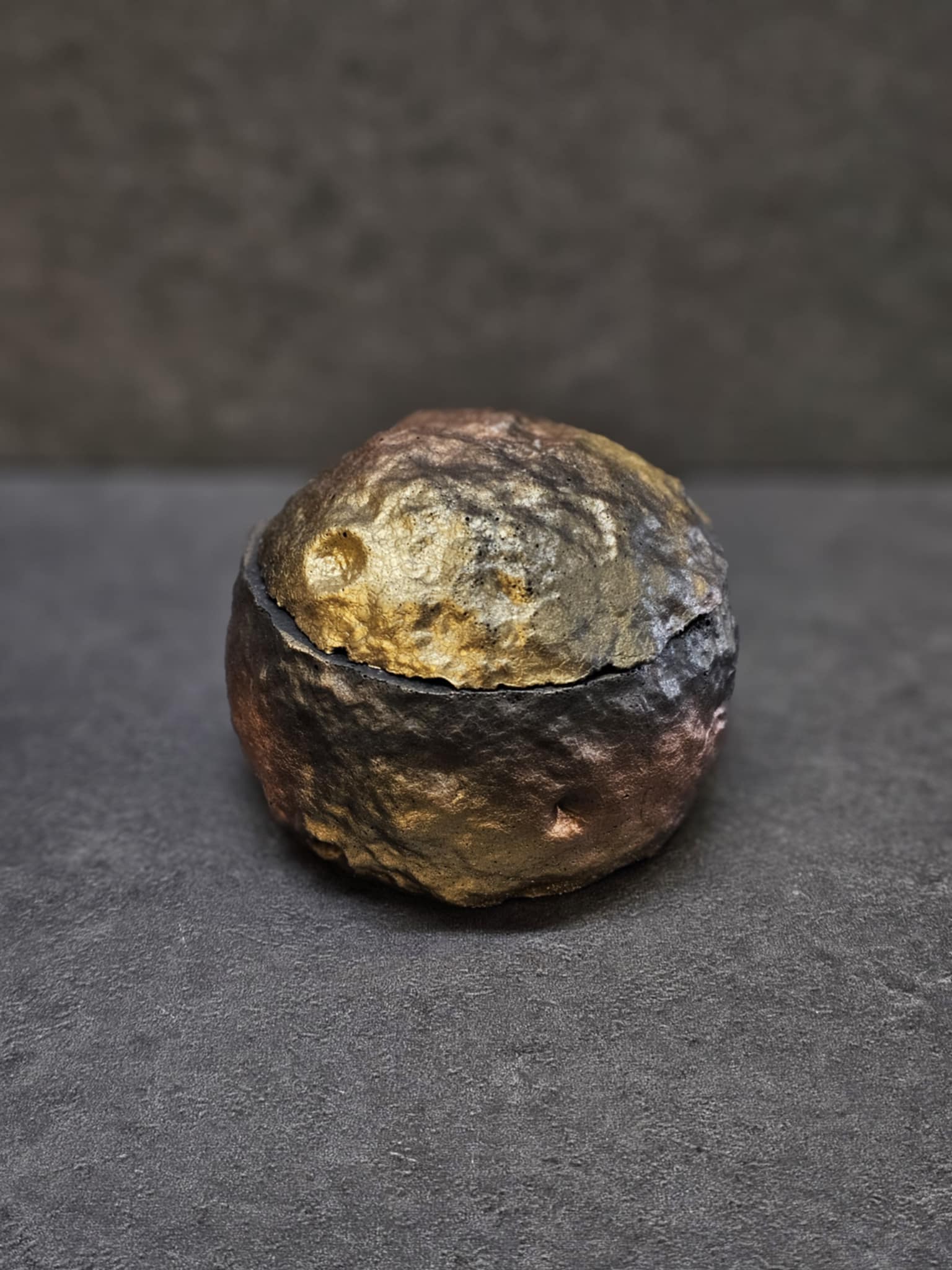 meteoras juodas auksas-bronza