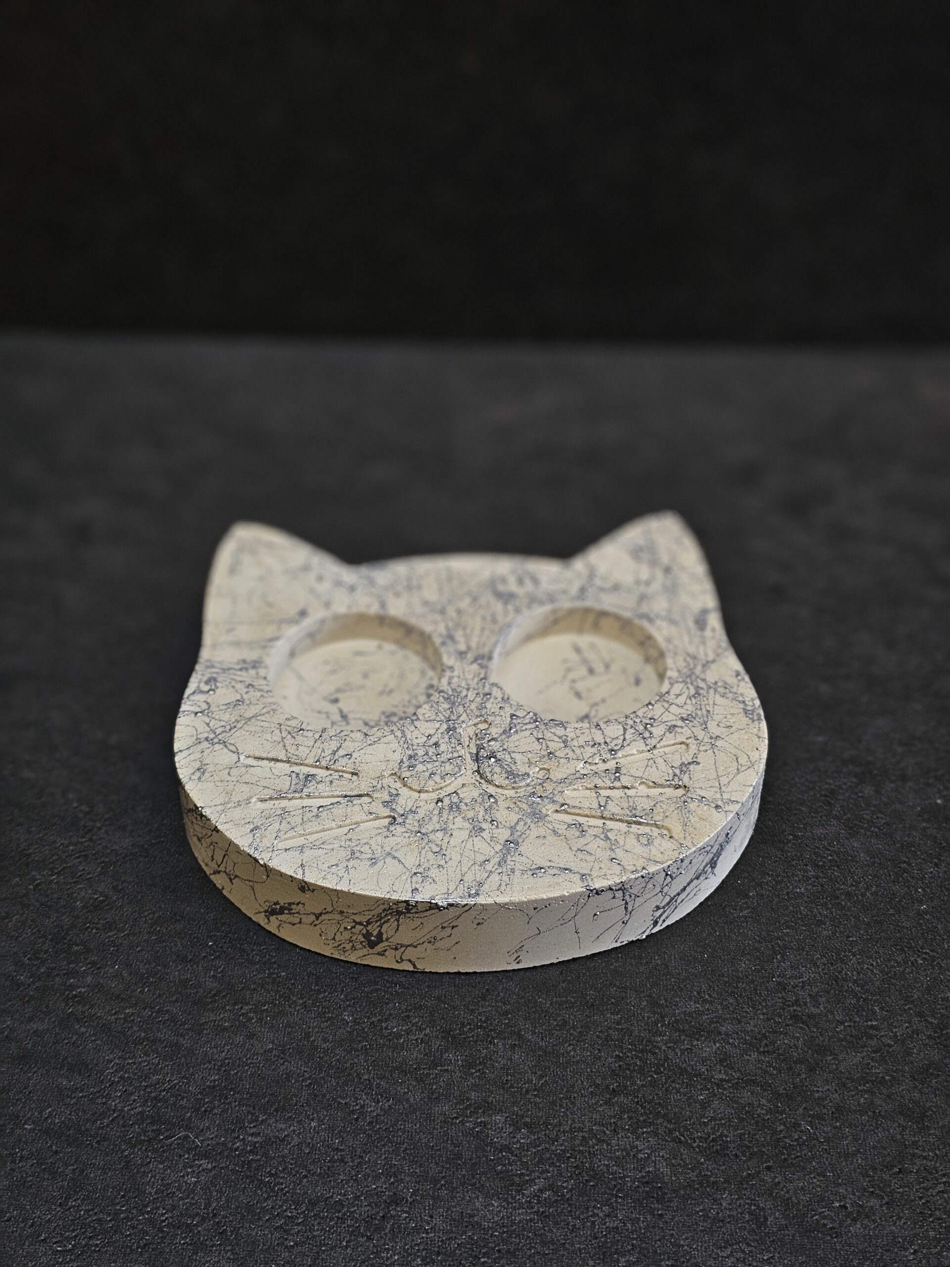 katinas sviesus marmuras sidabras