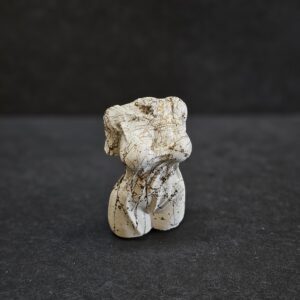 moteris sviesus marmuras
