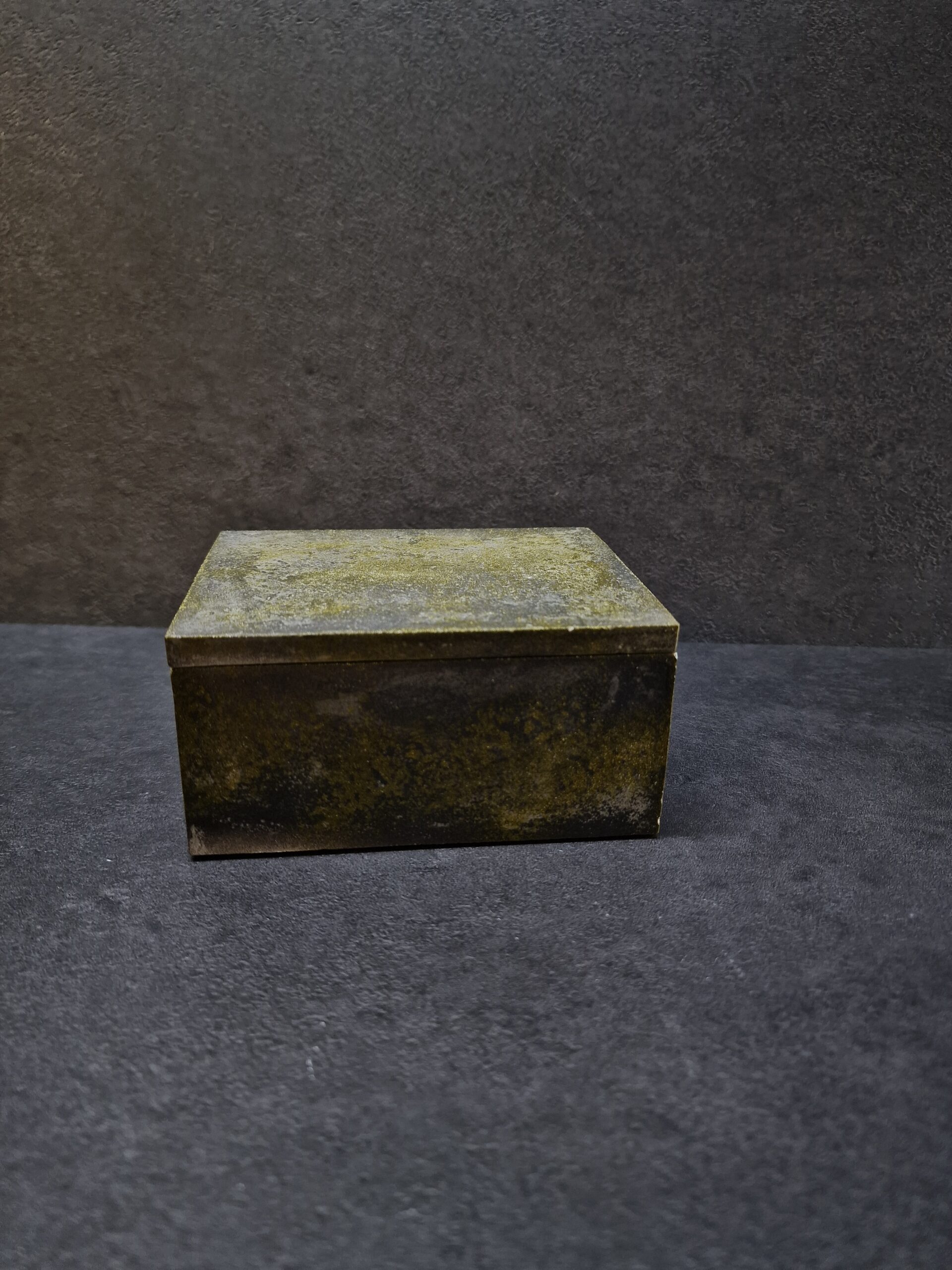 dezute juoda geltona