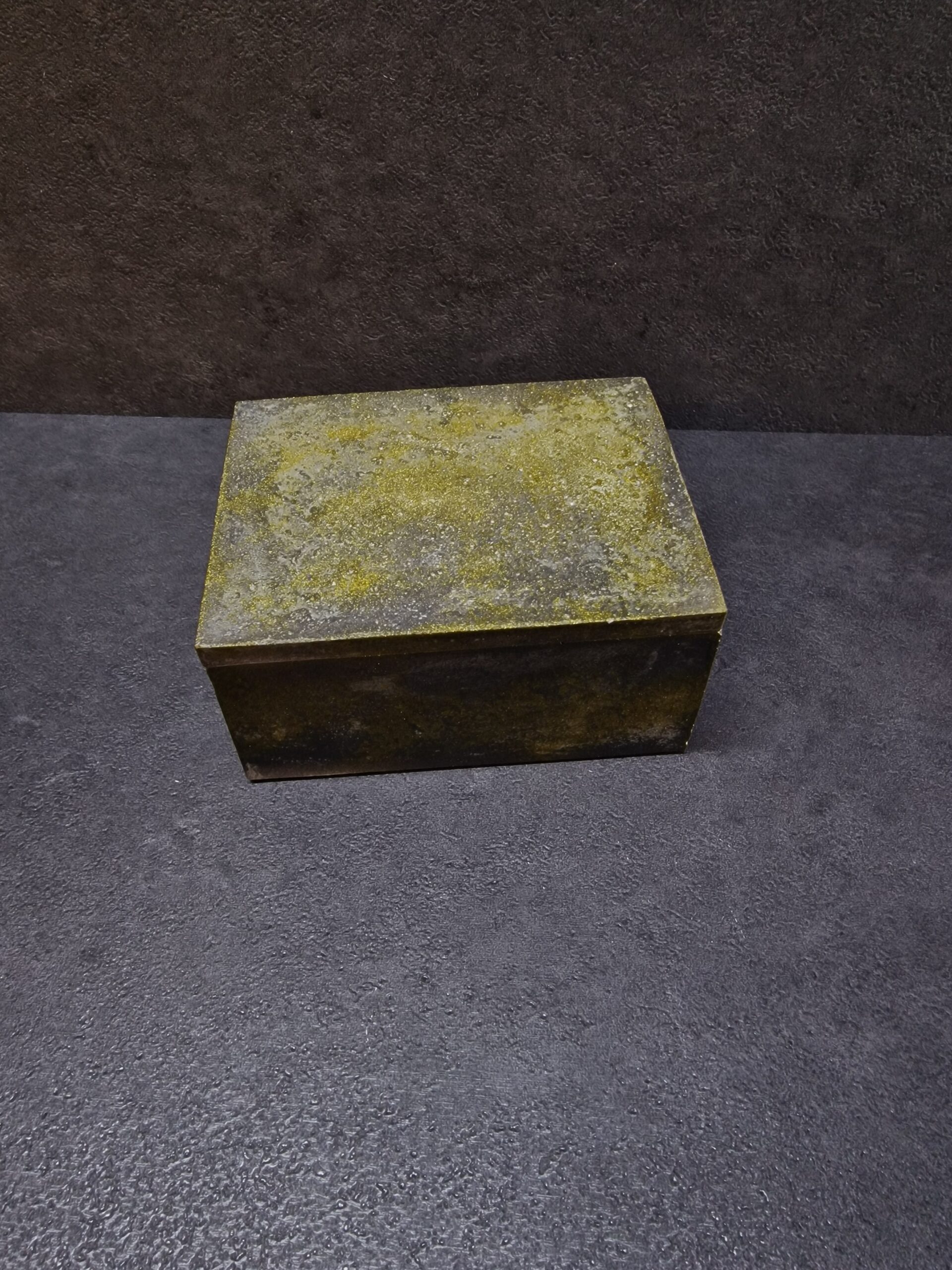 dezute juoda geltona