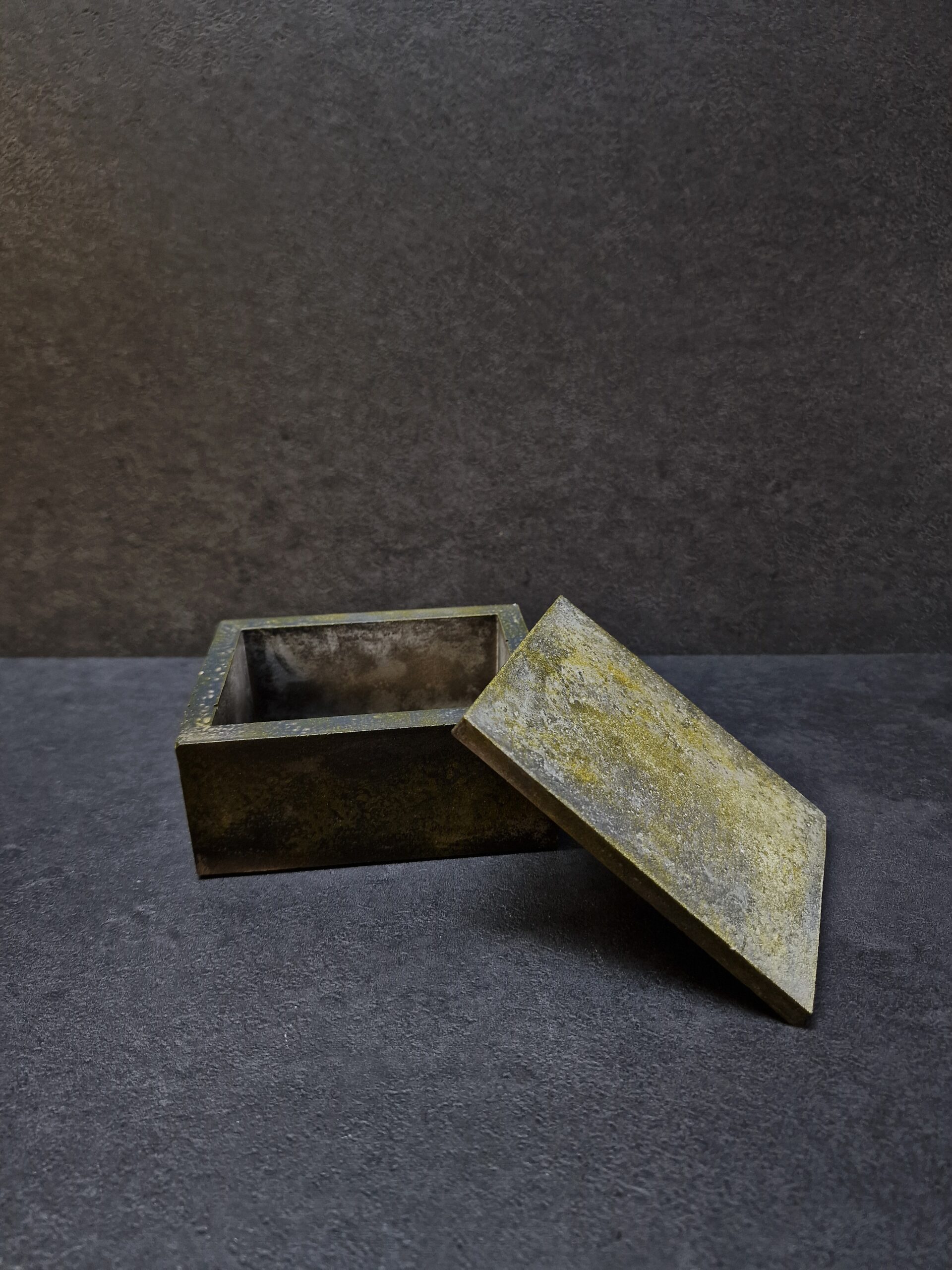 dezute juoda geltona