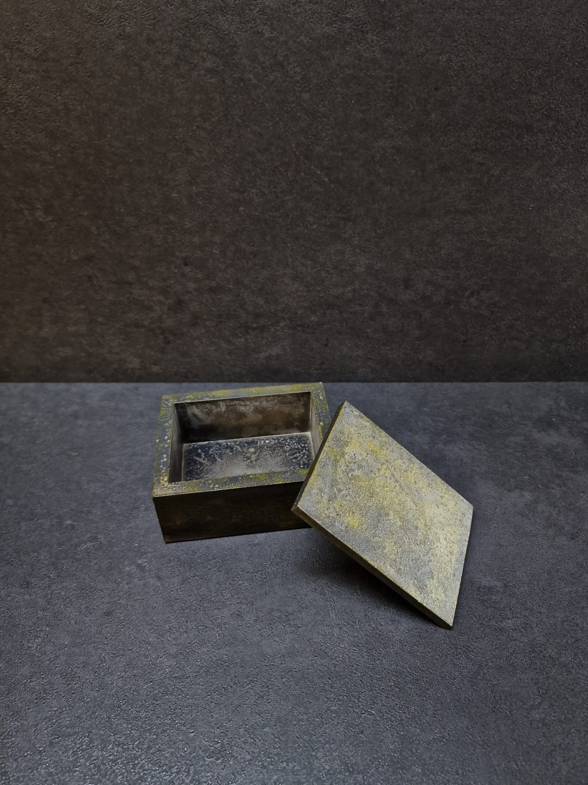 dezute juoda geltona