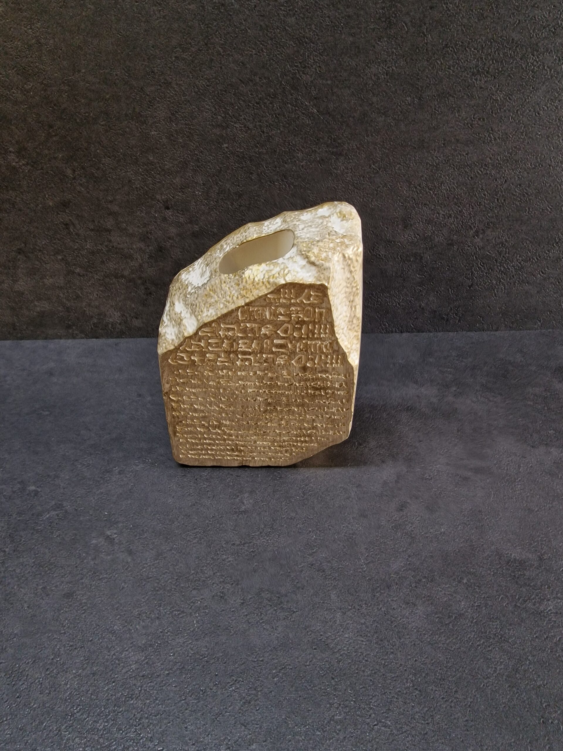 vaza egipto rastai sendintas auksas