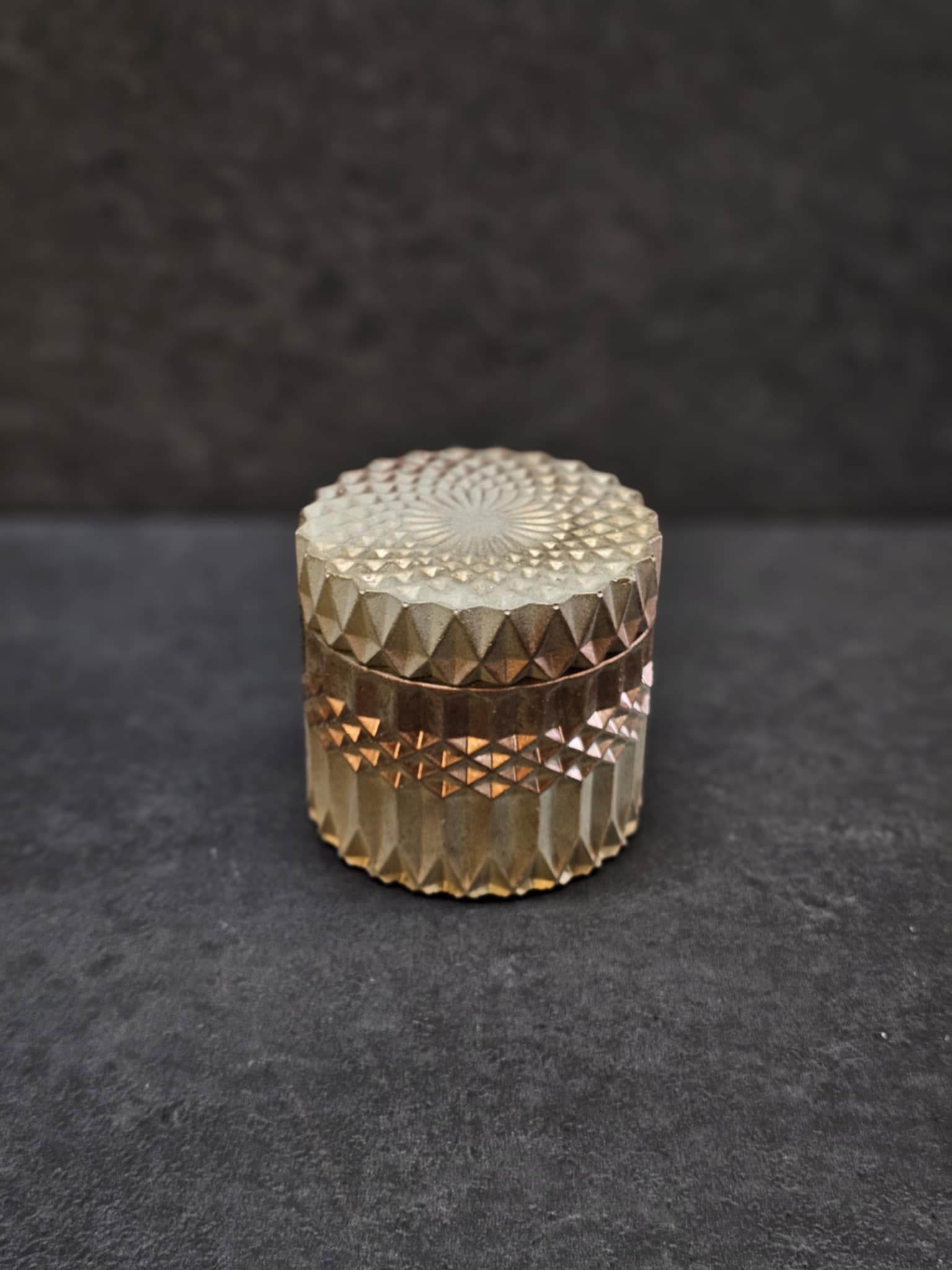 Indelis rastuotas auksas-bronza