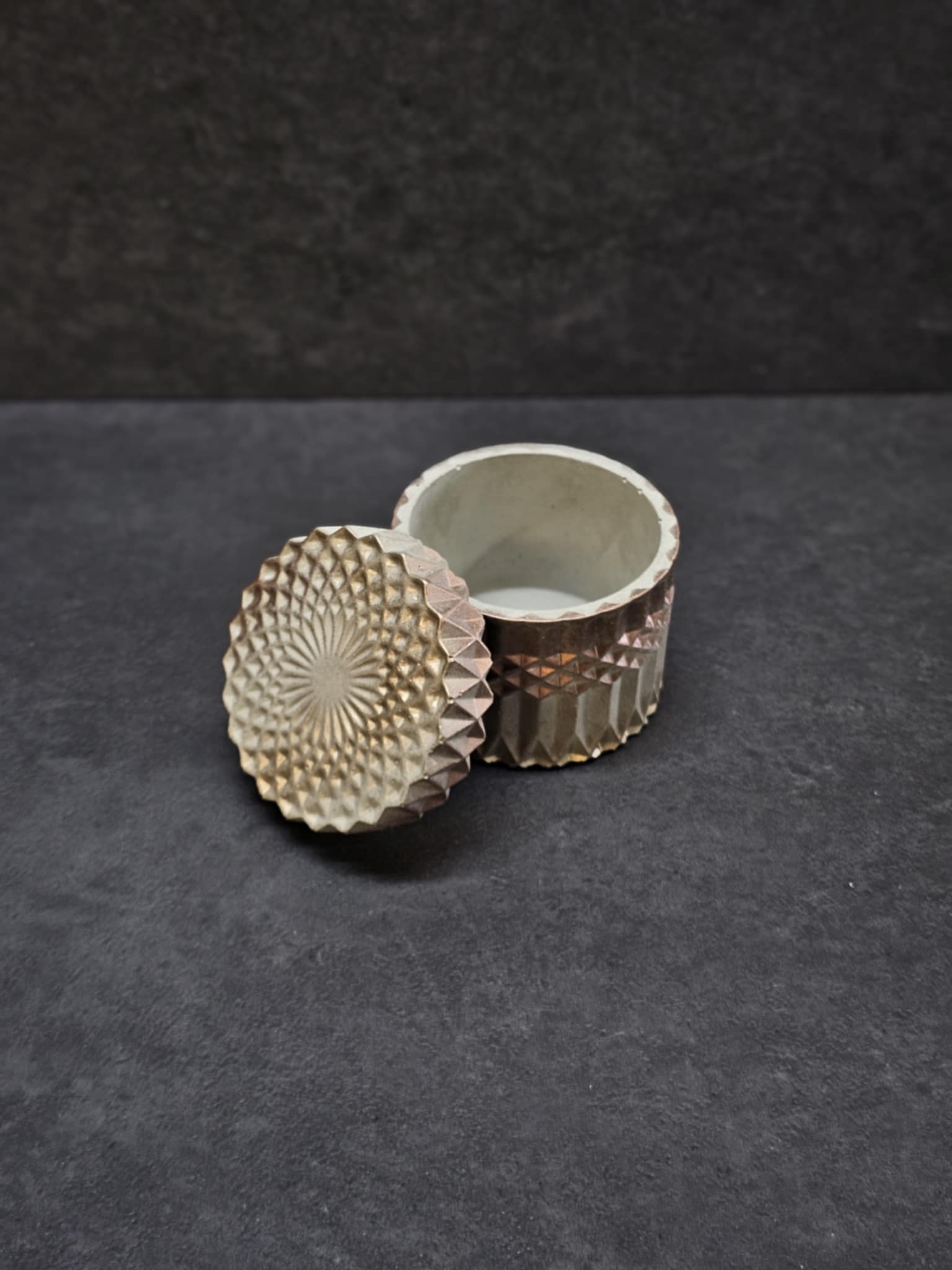 Indelis rastuotas auksas-bronza