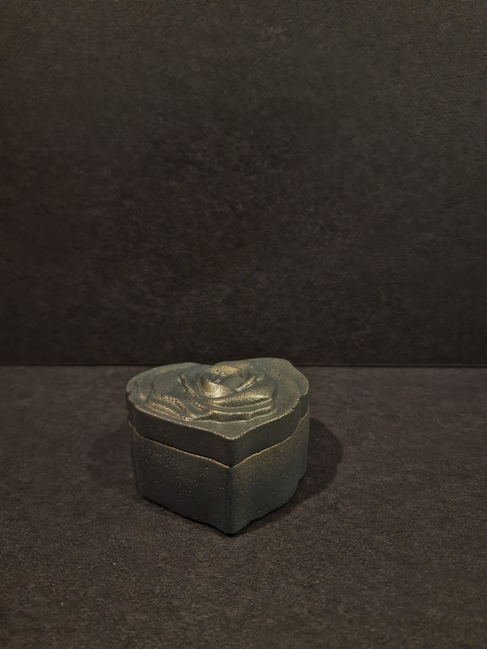 dezute sirdis pilka-auksas