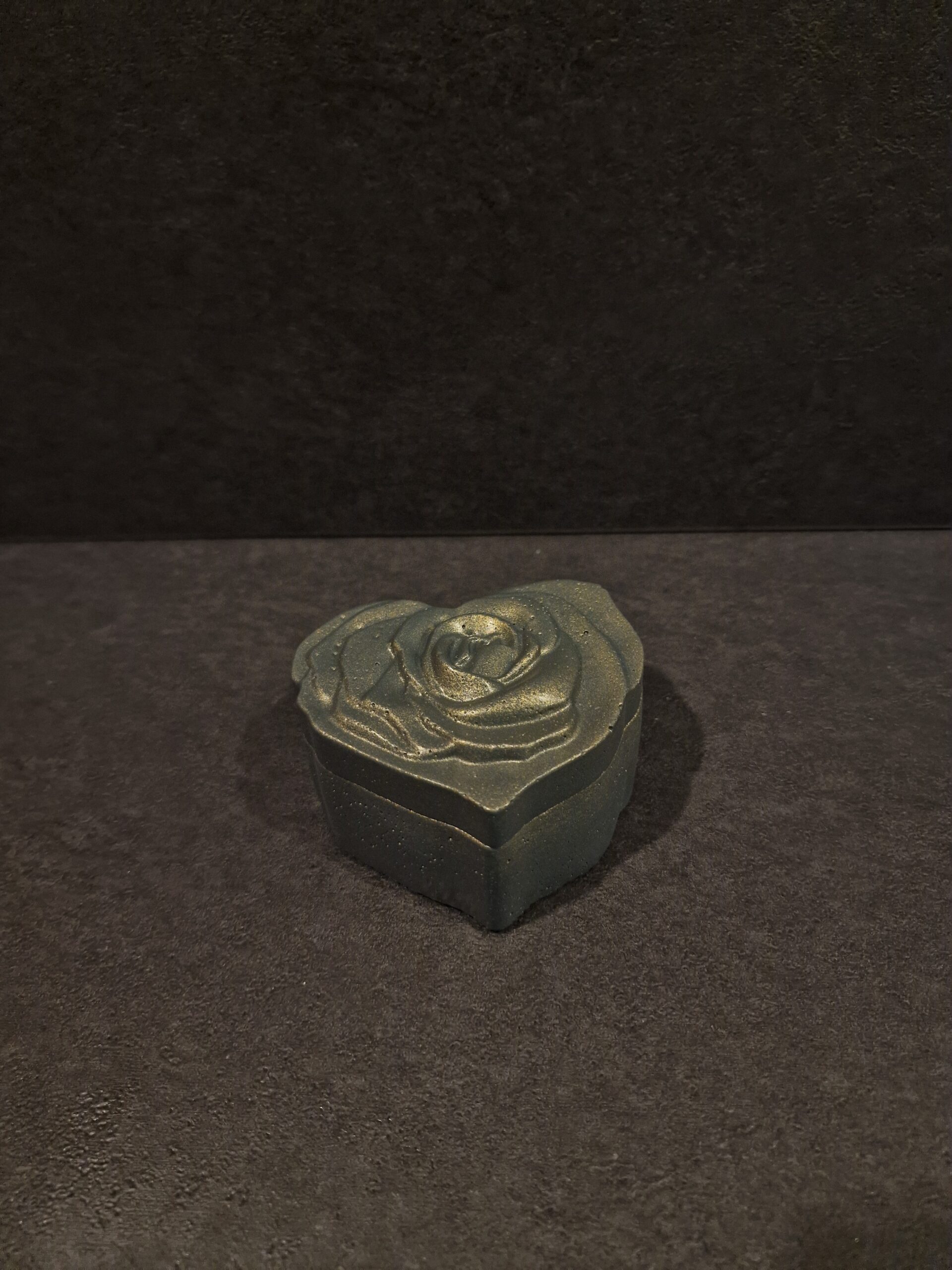 dezute sirdis pilka-auksas