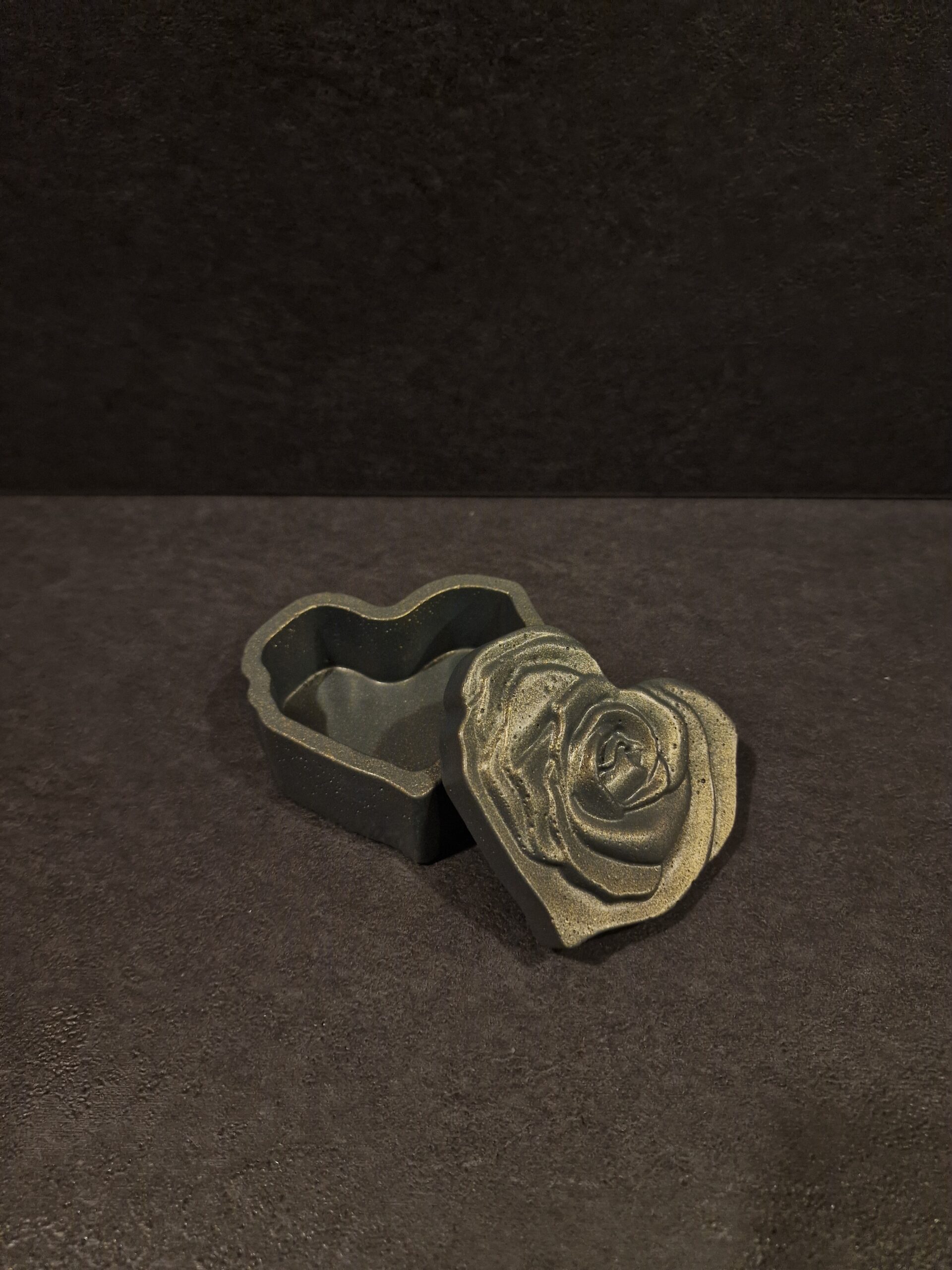 dezute sirdis pilka-auksas