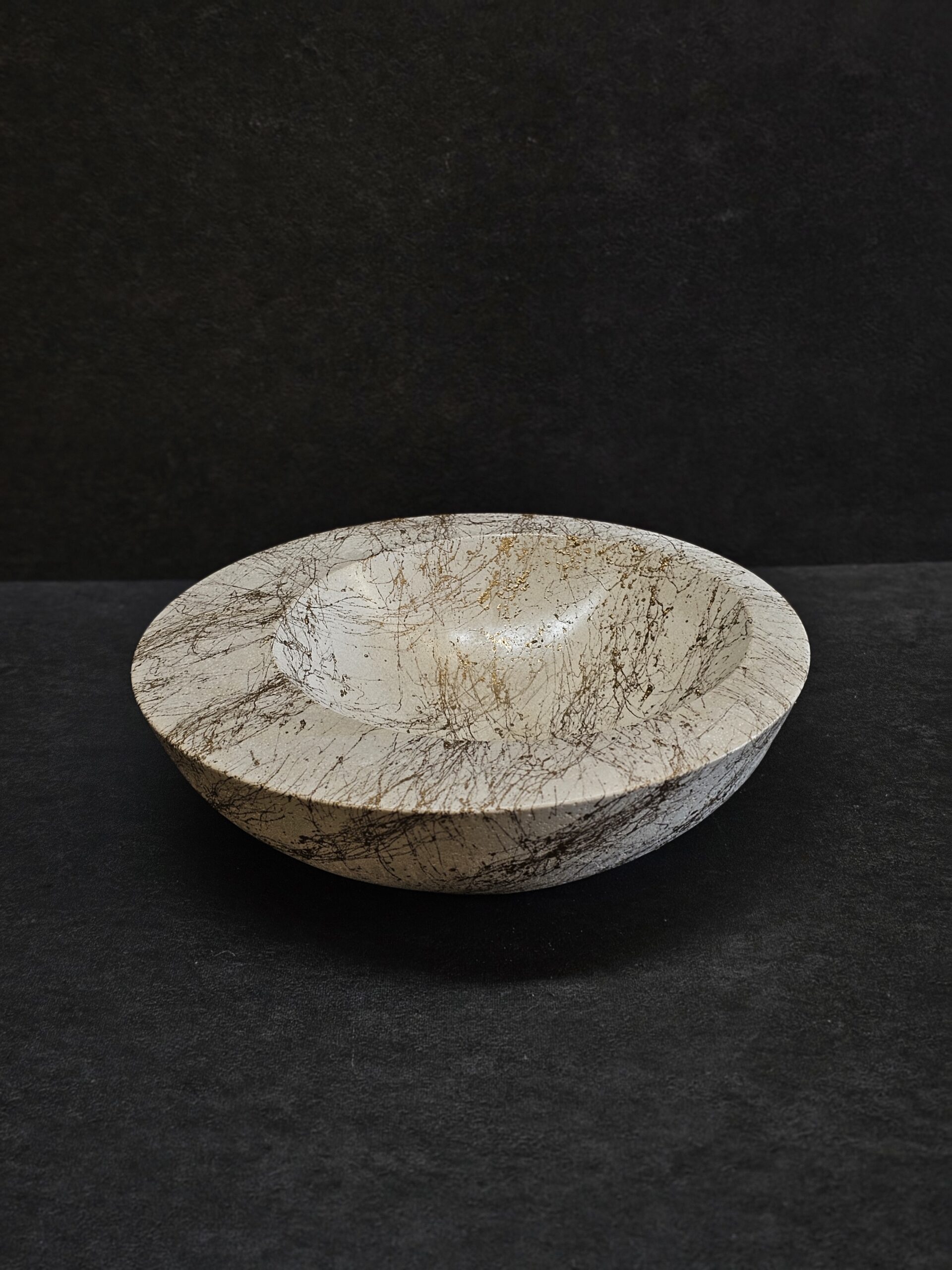 dubuo didelis sviesus marmuras