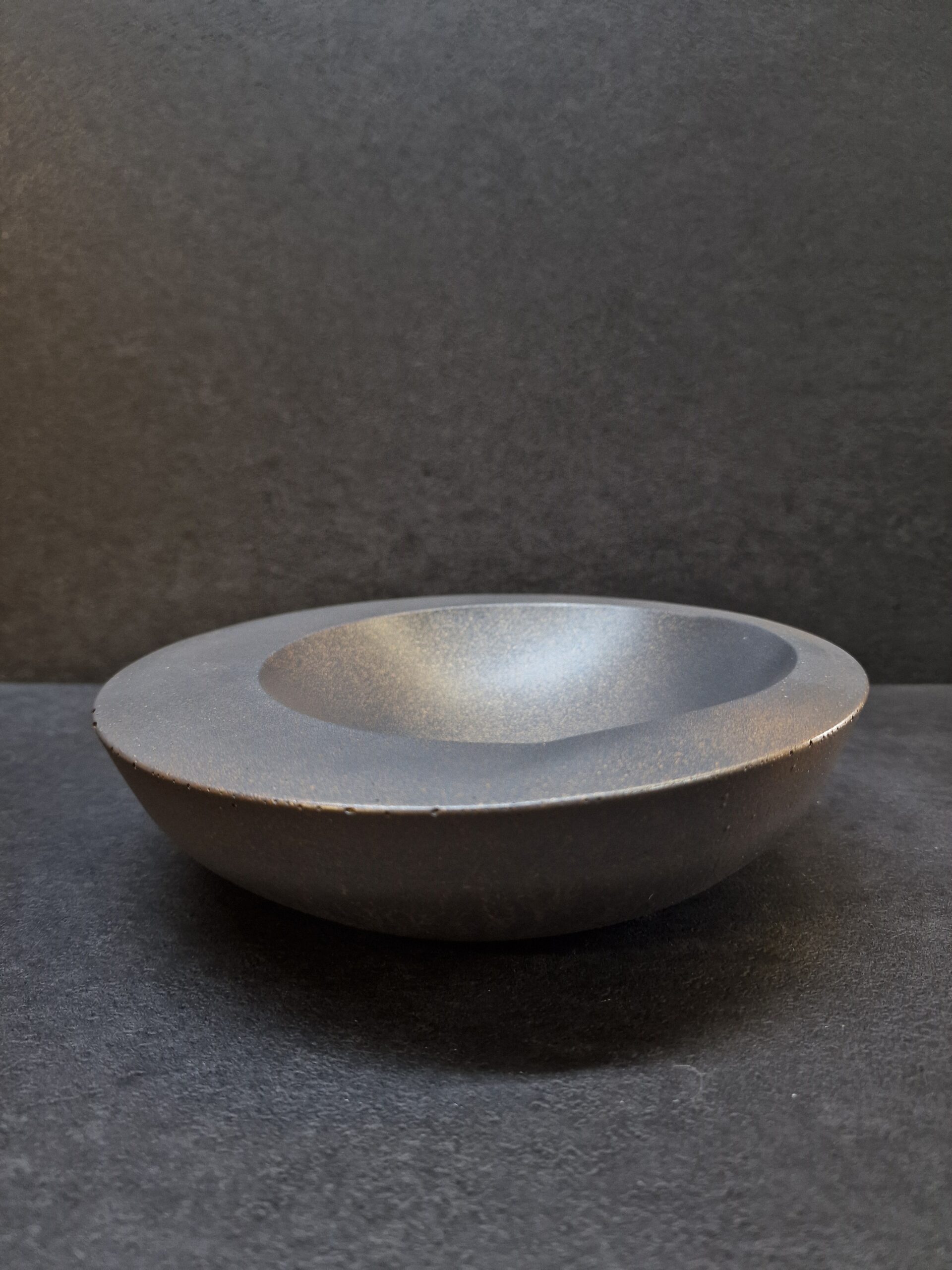 dubuo didelis tamsus-auksas