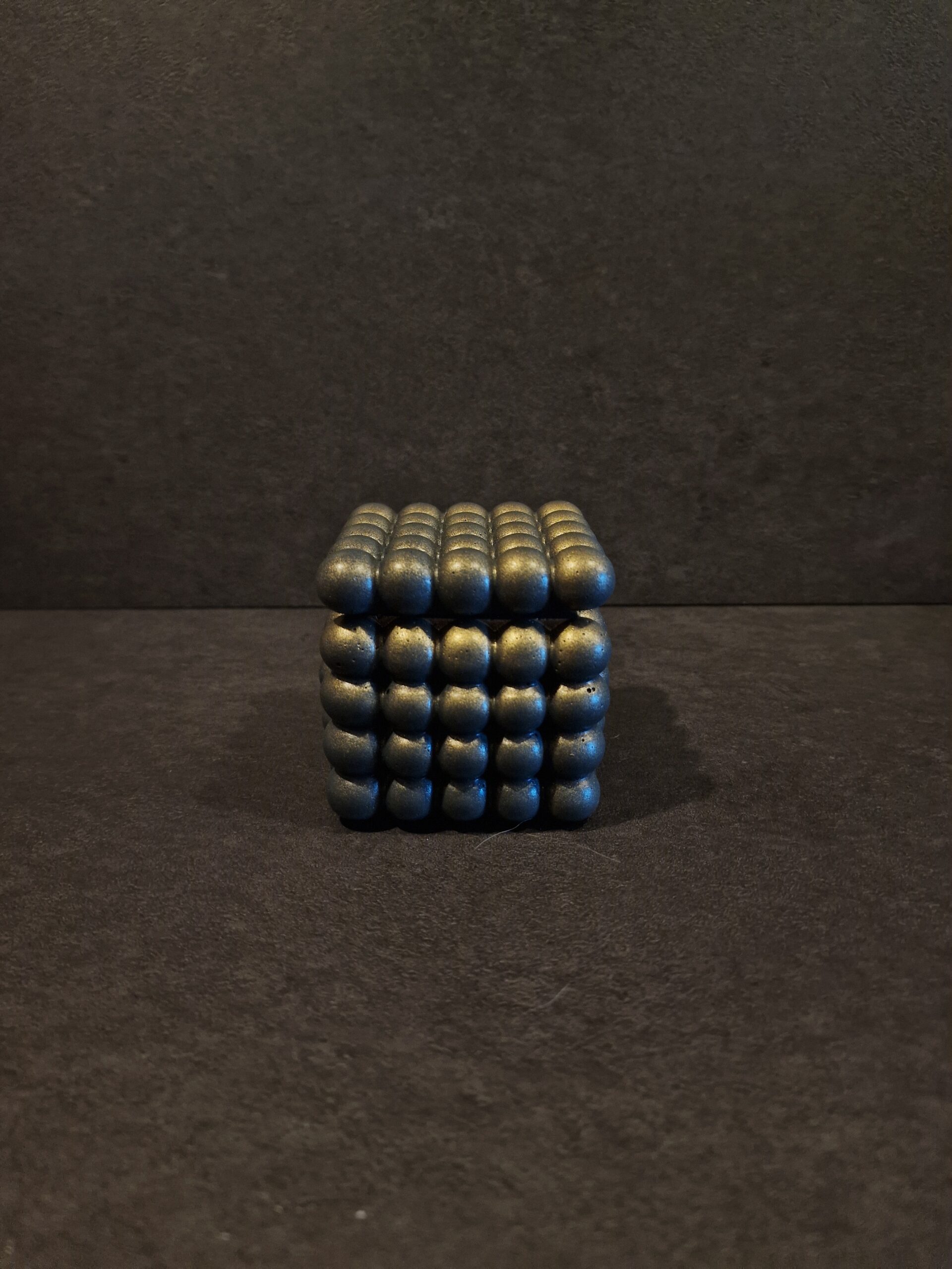 indelis burbulai pilka auksas