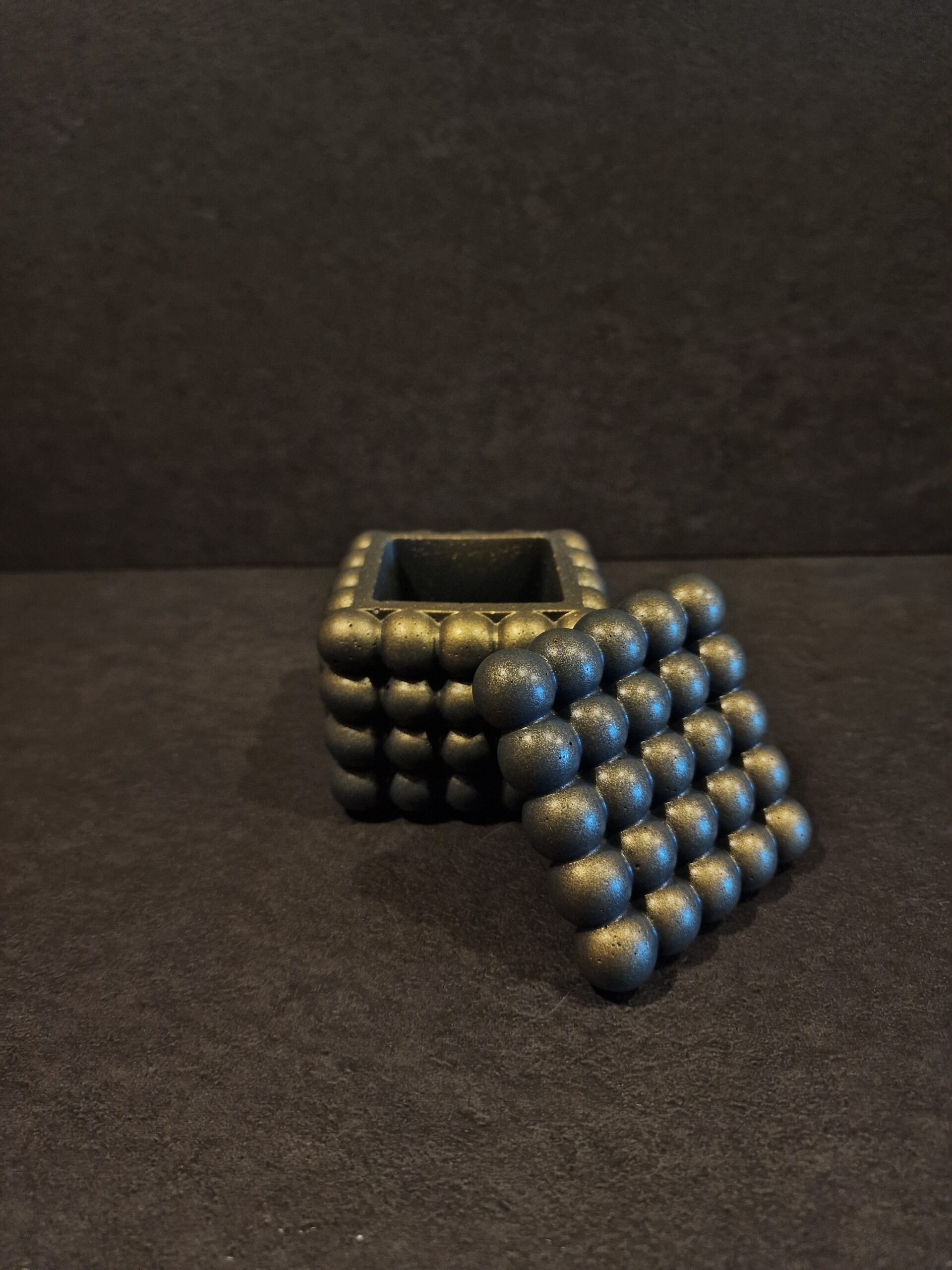 indelis burbulai pilka auksas