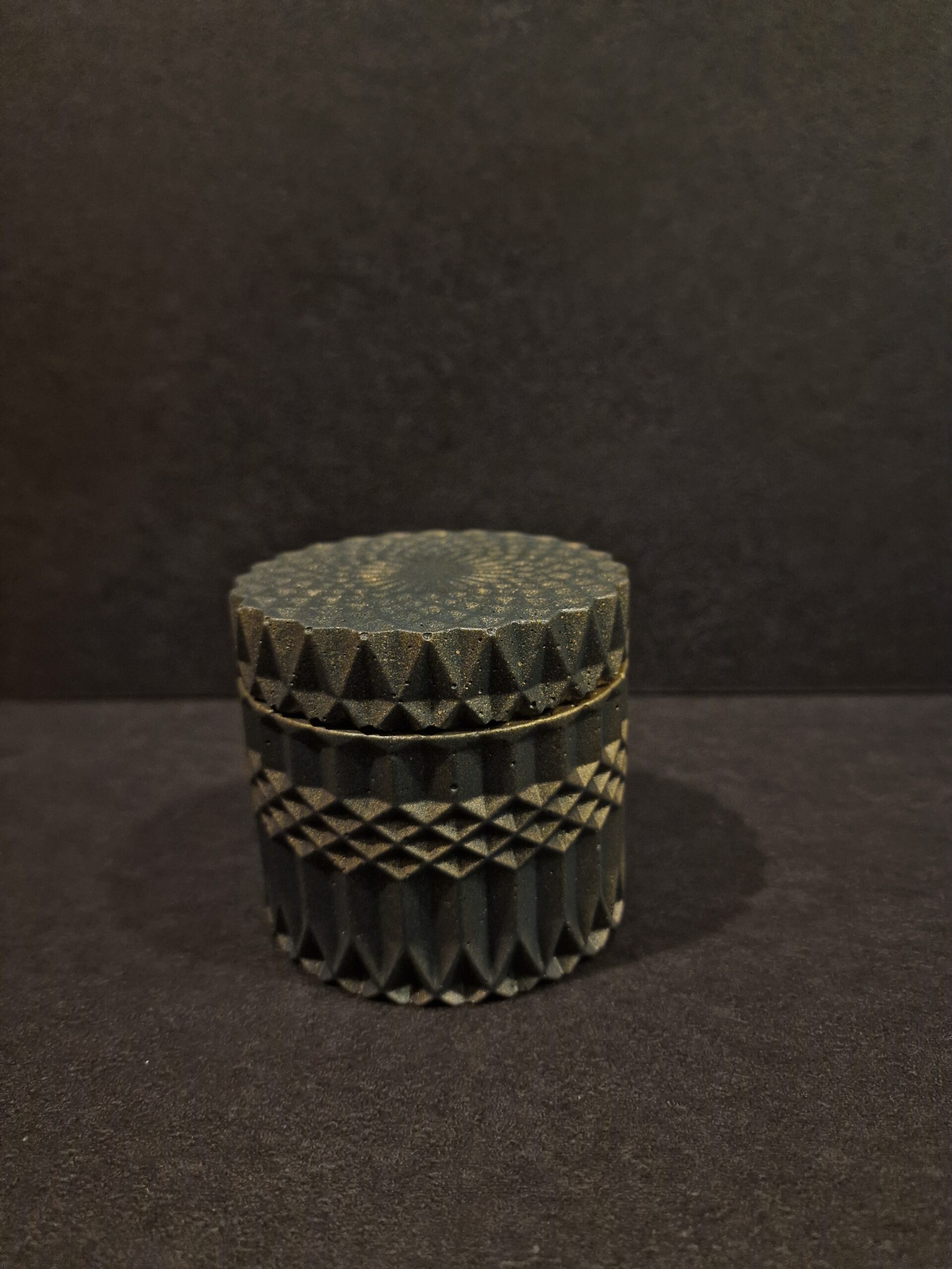 indelis rastuotas pilka-auksas