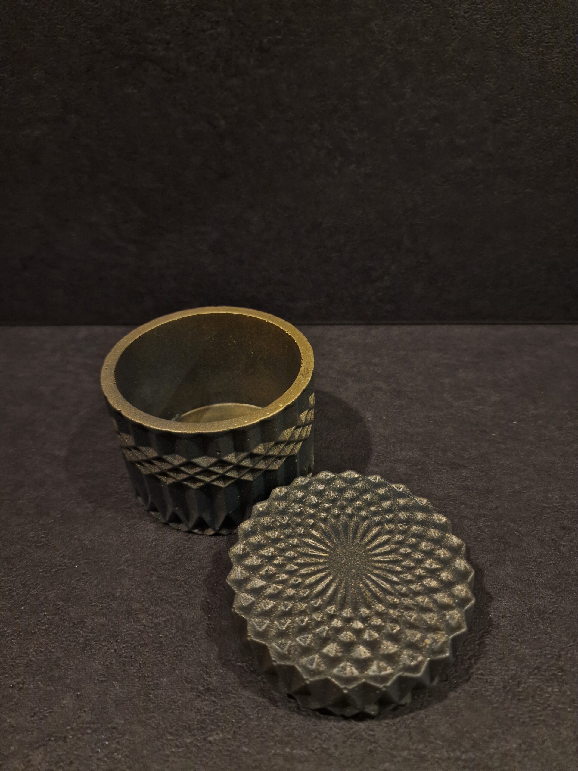 indelis rastuotas pilka-auksas