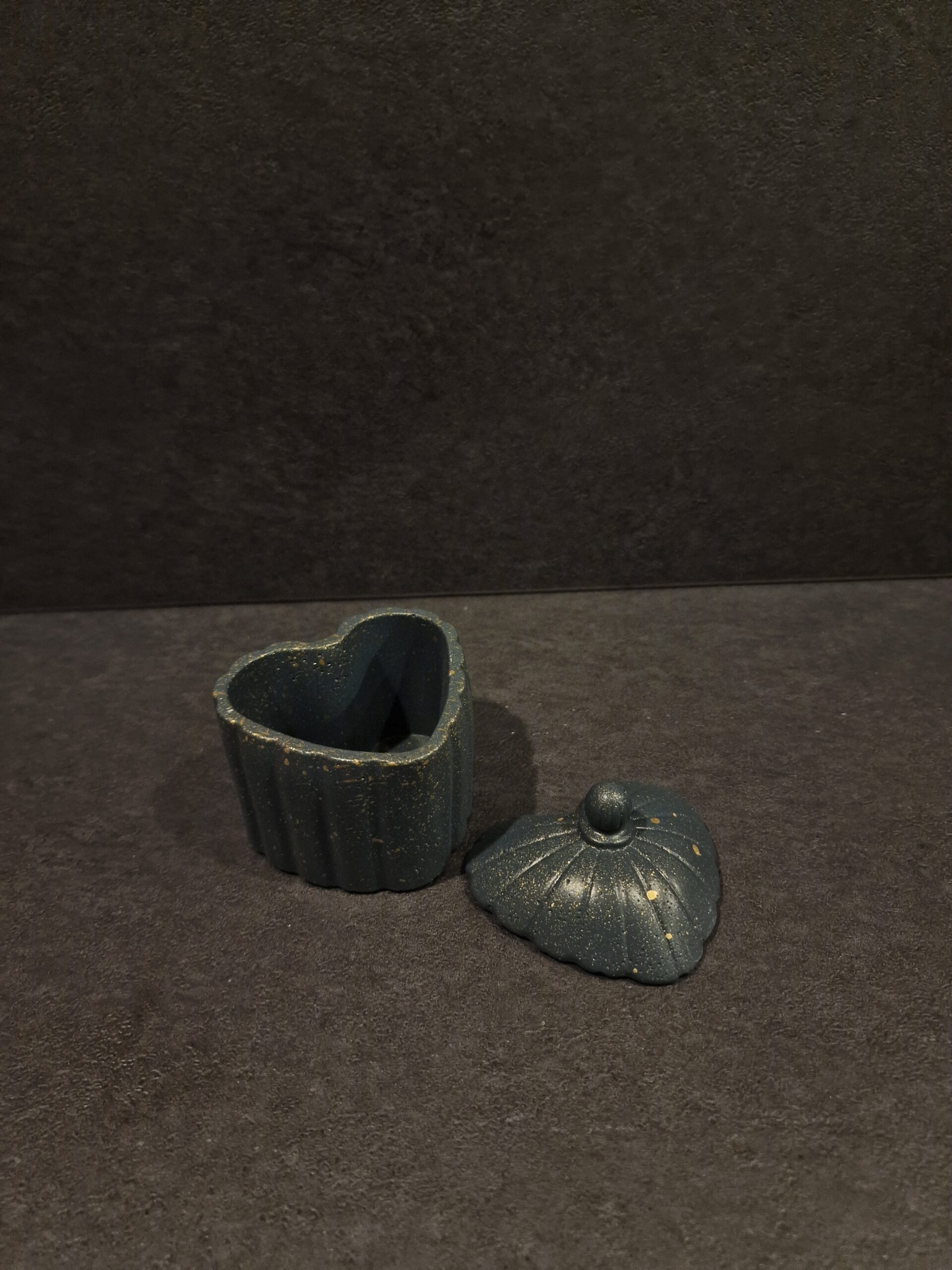 indelis sirdis pilka auksas