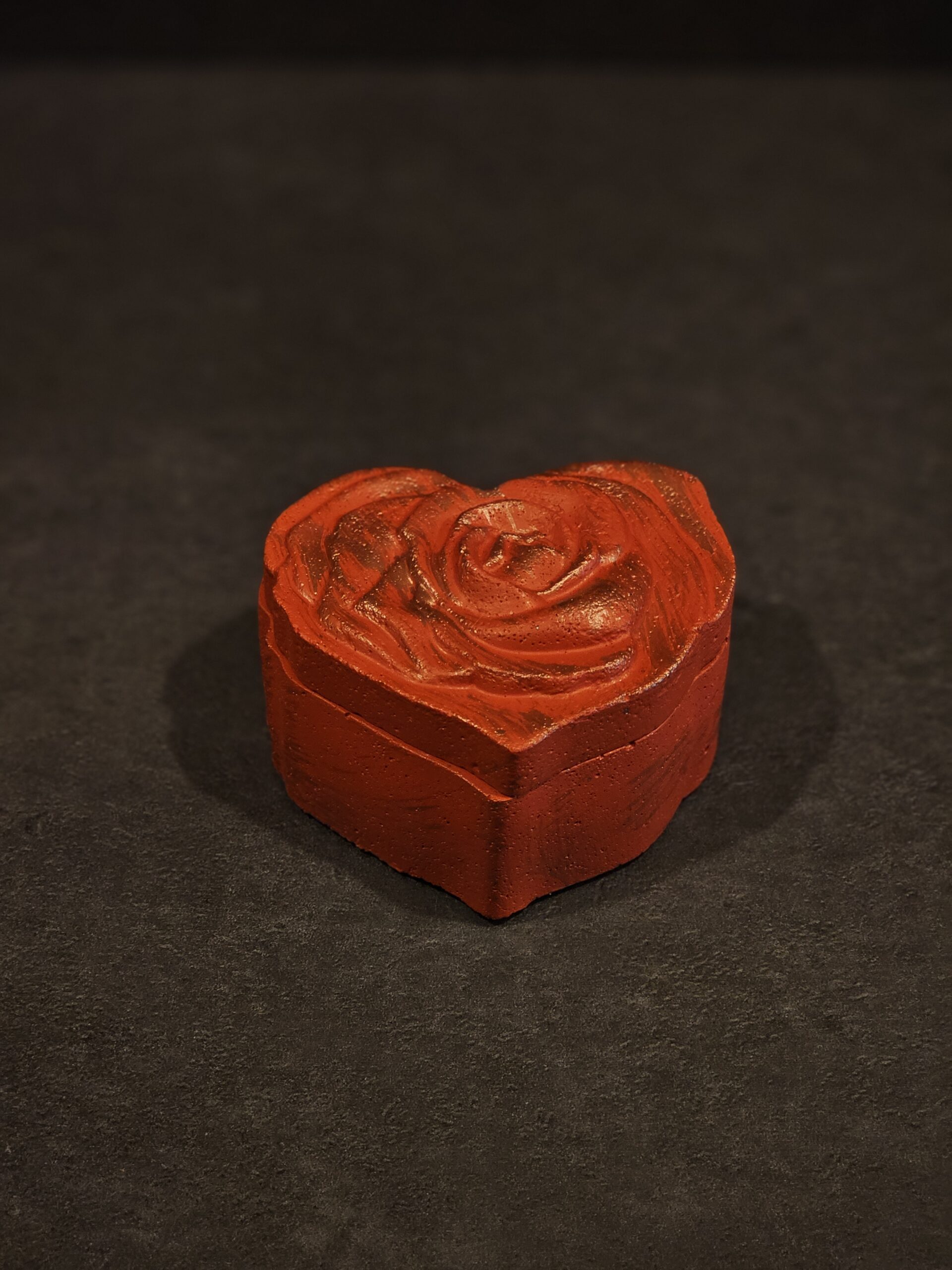 indelis sirdis raudona