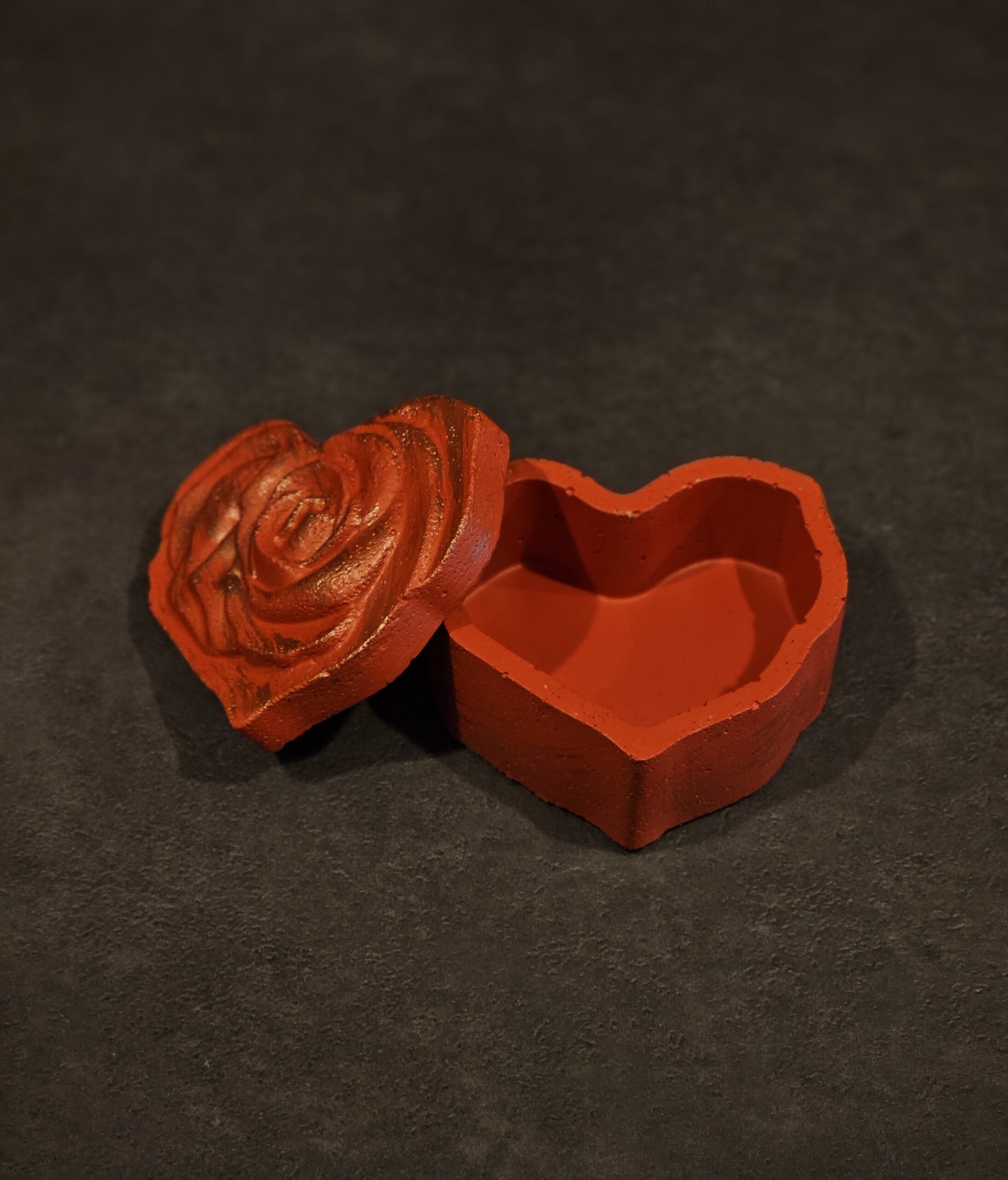 indelis sirdis raudona