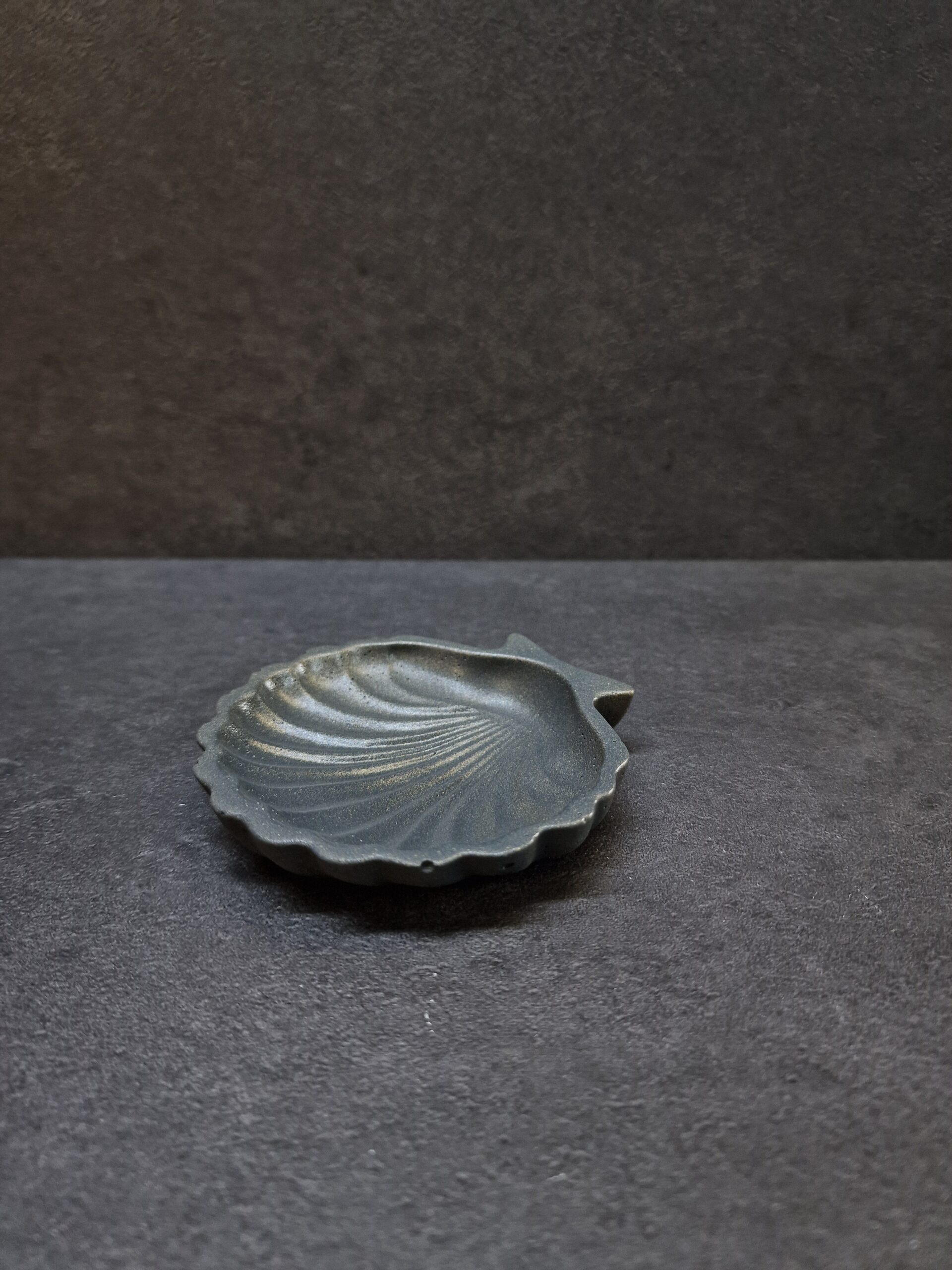 kriauklyte tamsi-auksas