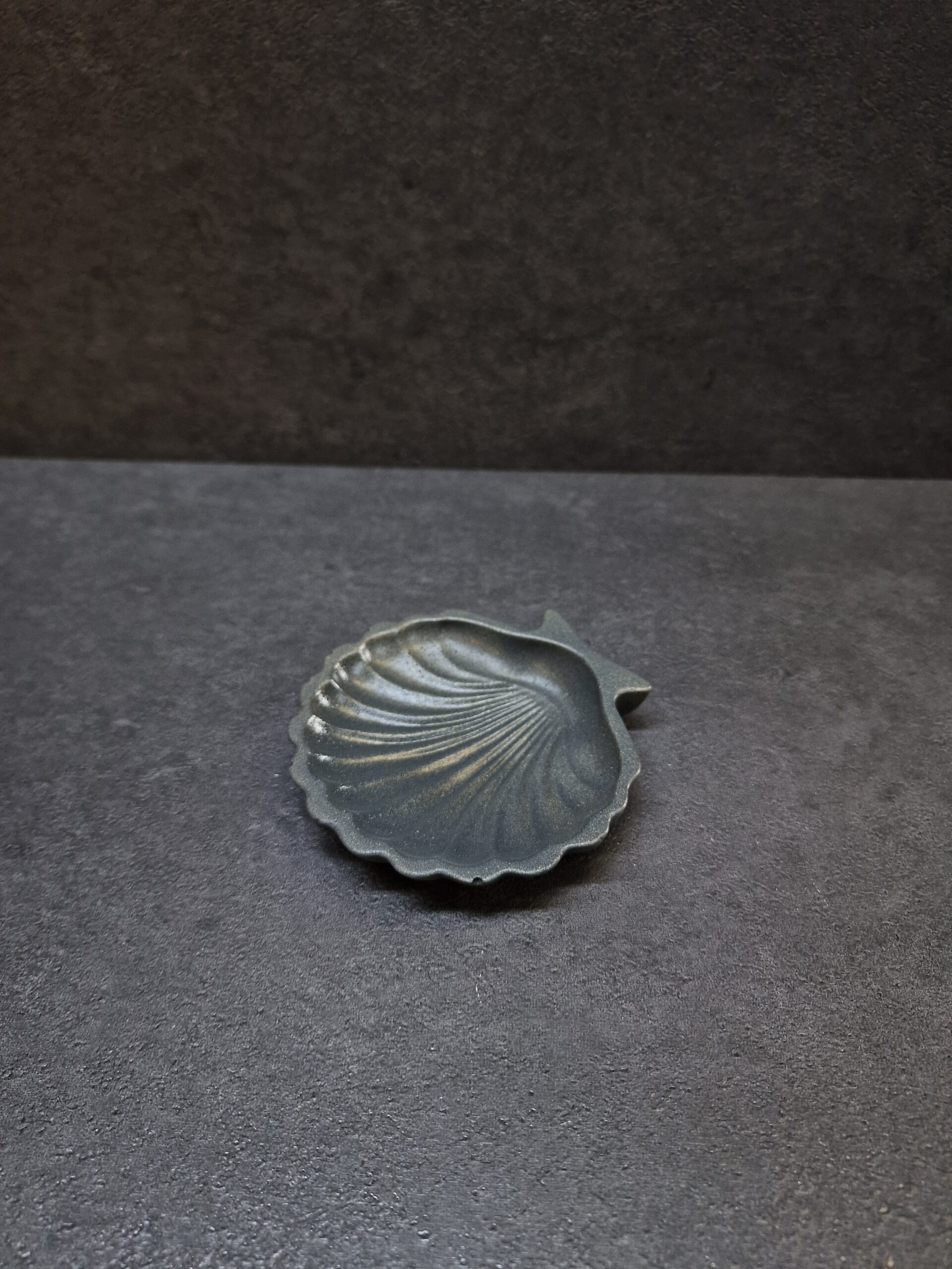 kriauklyte tamsi-auksas