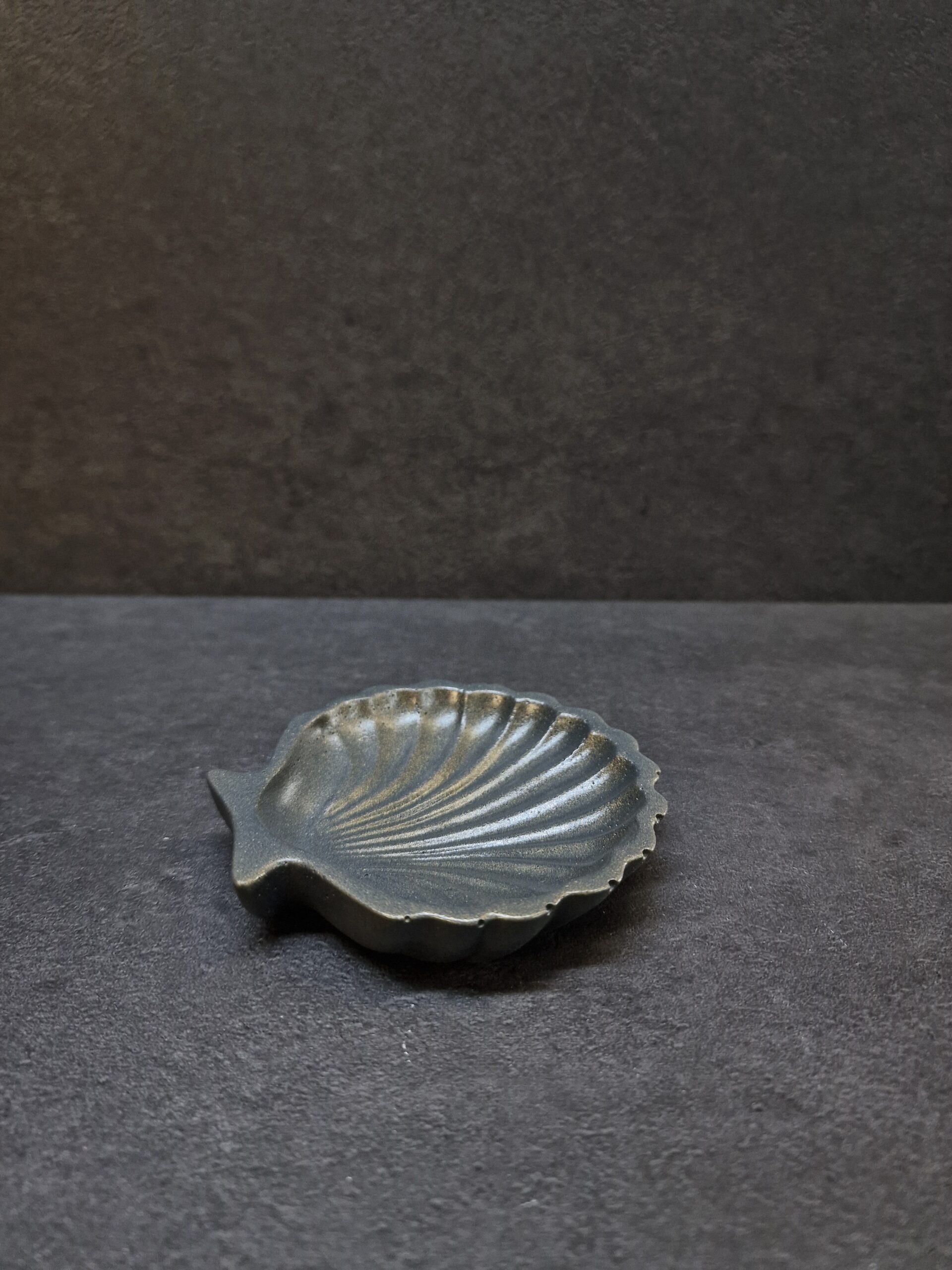 kriauklyte tamsi-auksas