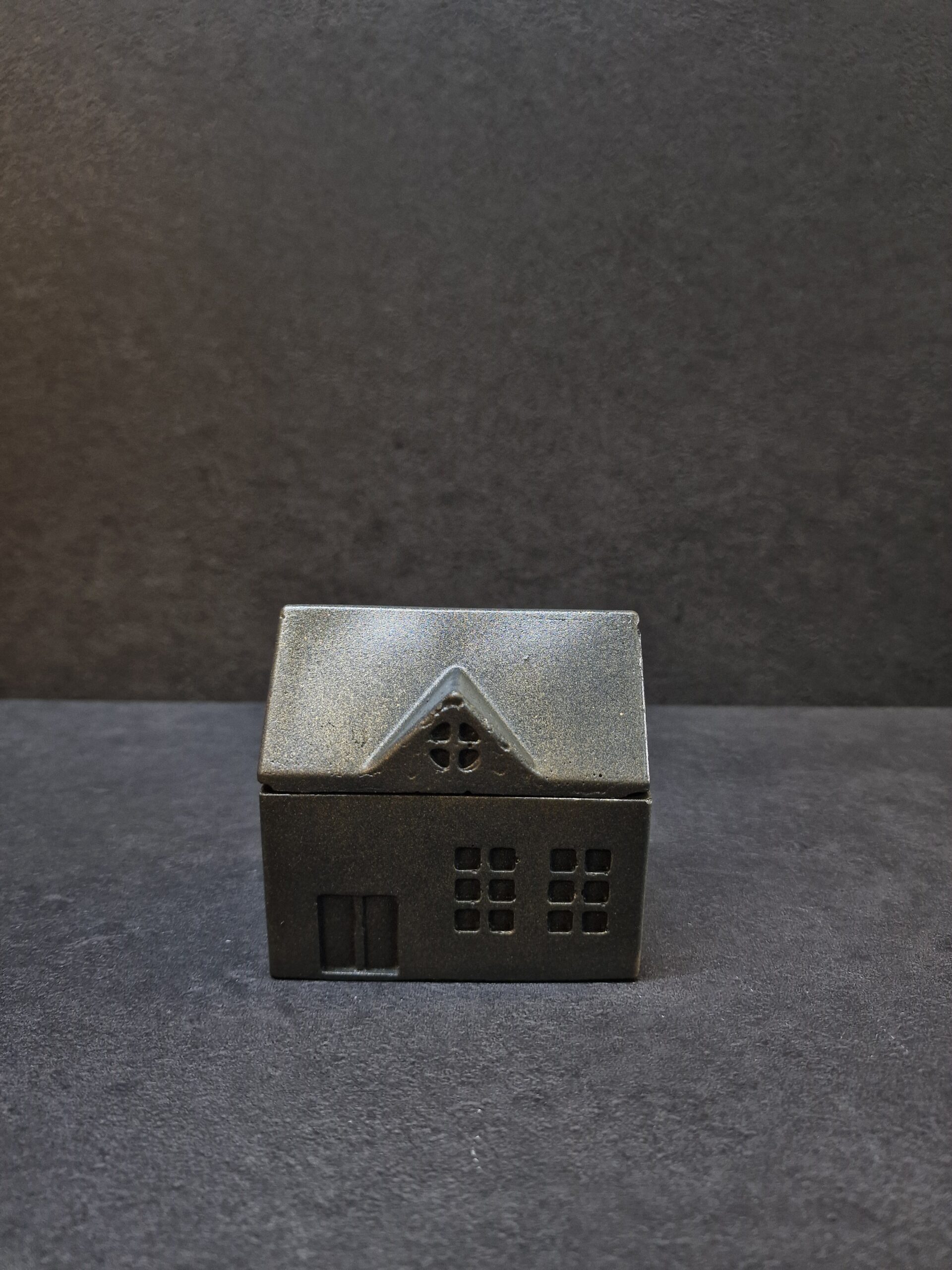 namelis didelis 2 juoda-auksas