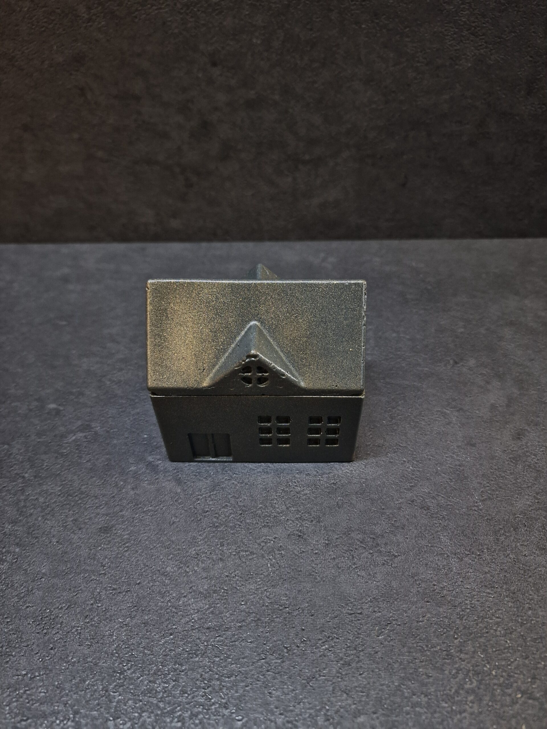 namelis didelis 2 juoda-auksas