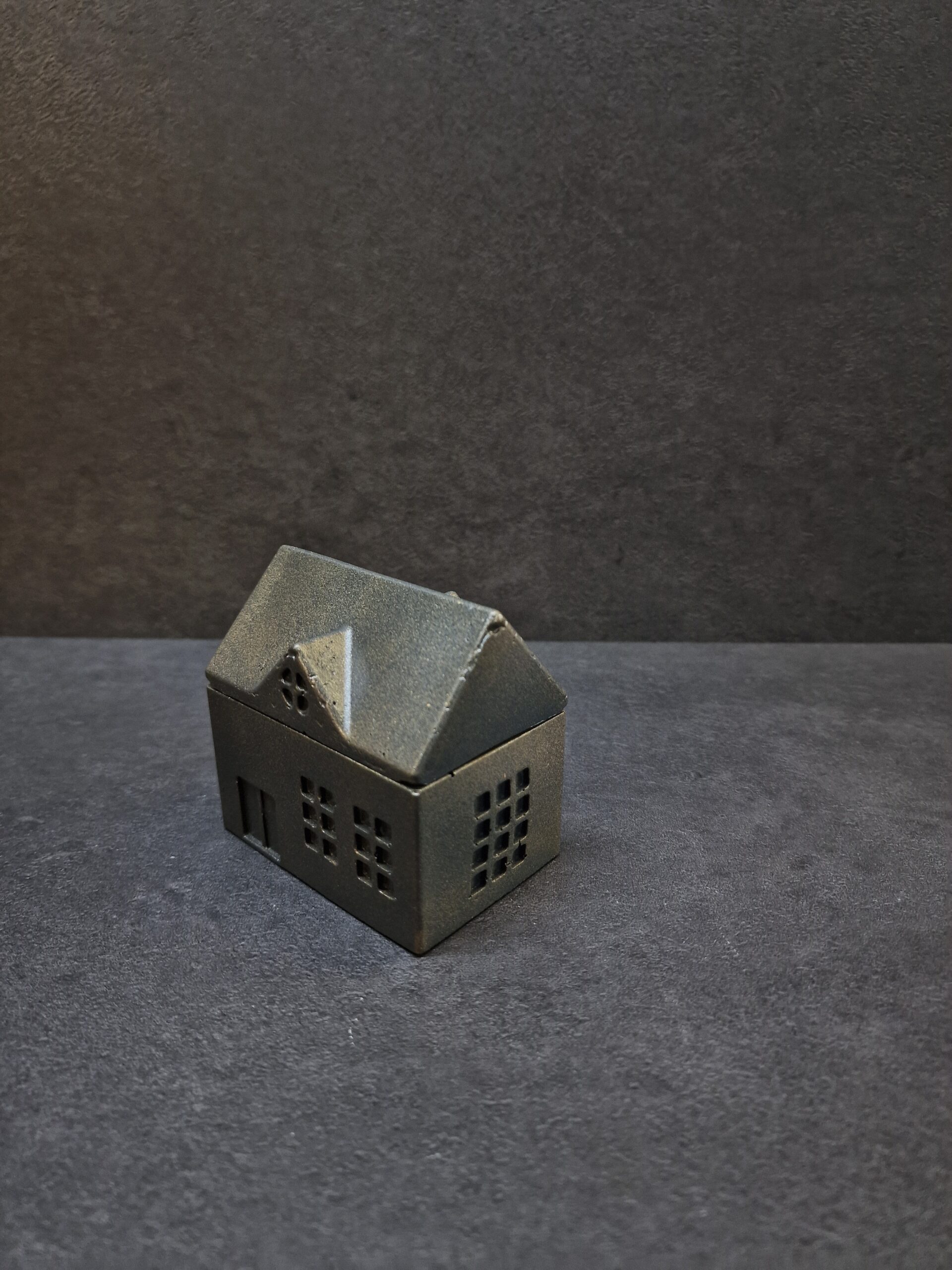 namelis didelis 2 juoda-auksas