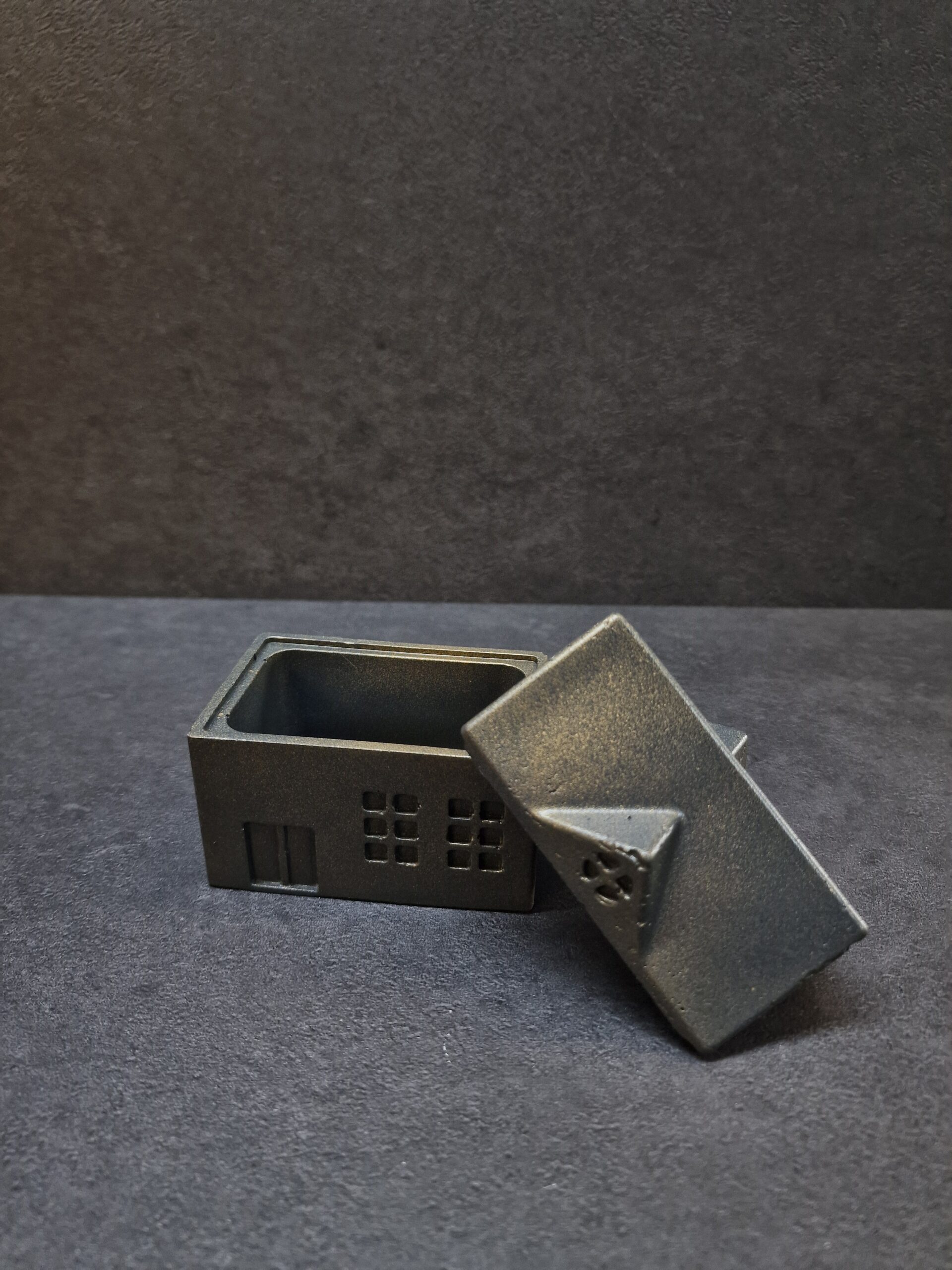 namelis didelis 2 juoda-auksas