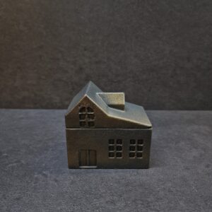 namelis didelis juoda-auksas