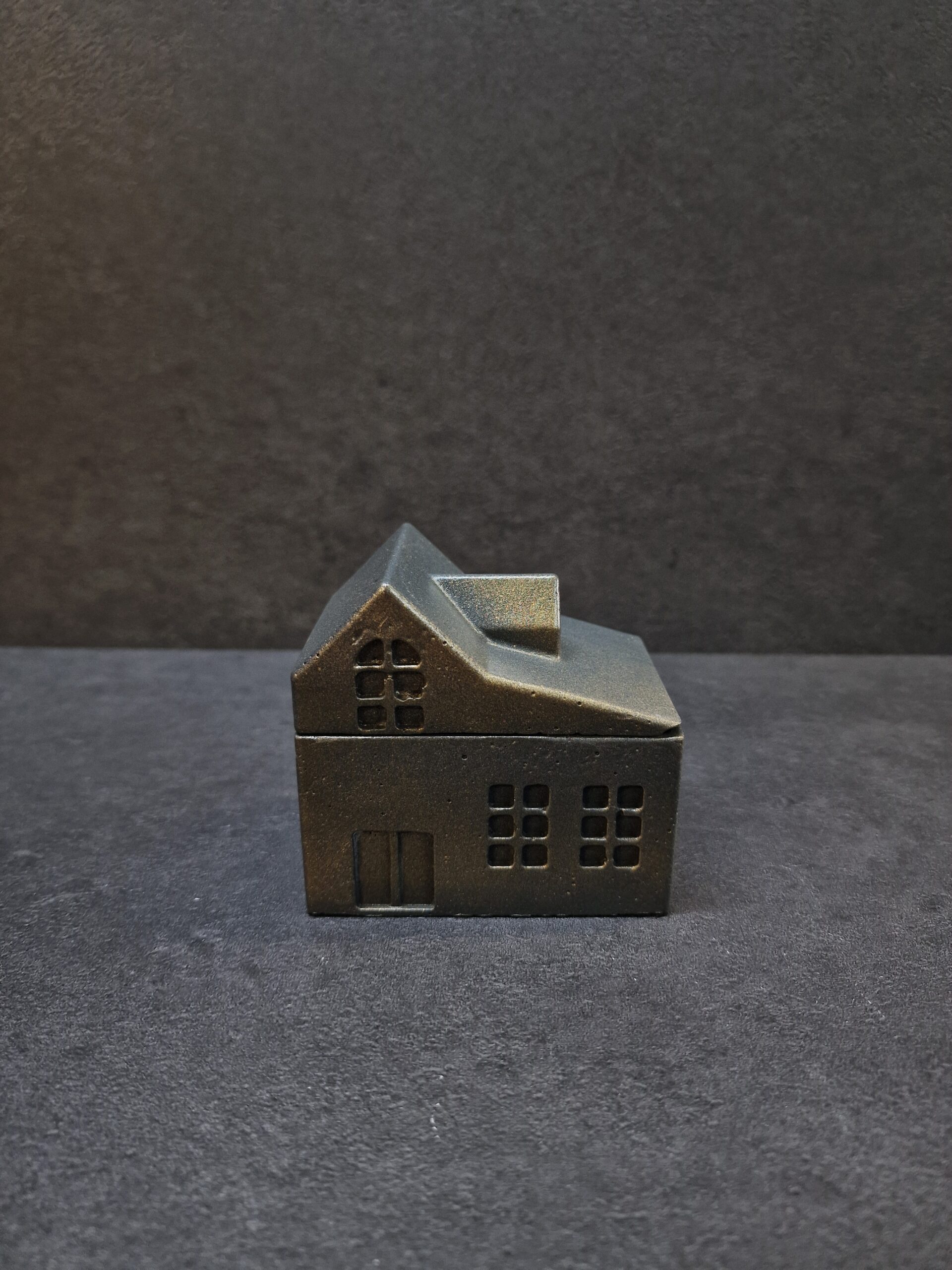 namelis didelis juoda-auksas