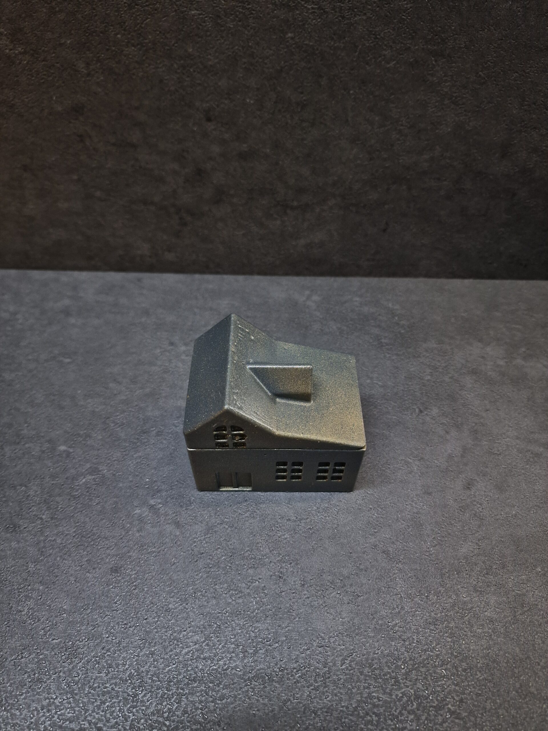 namelis didelis juoda-auksas