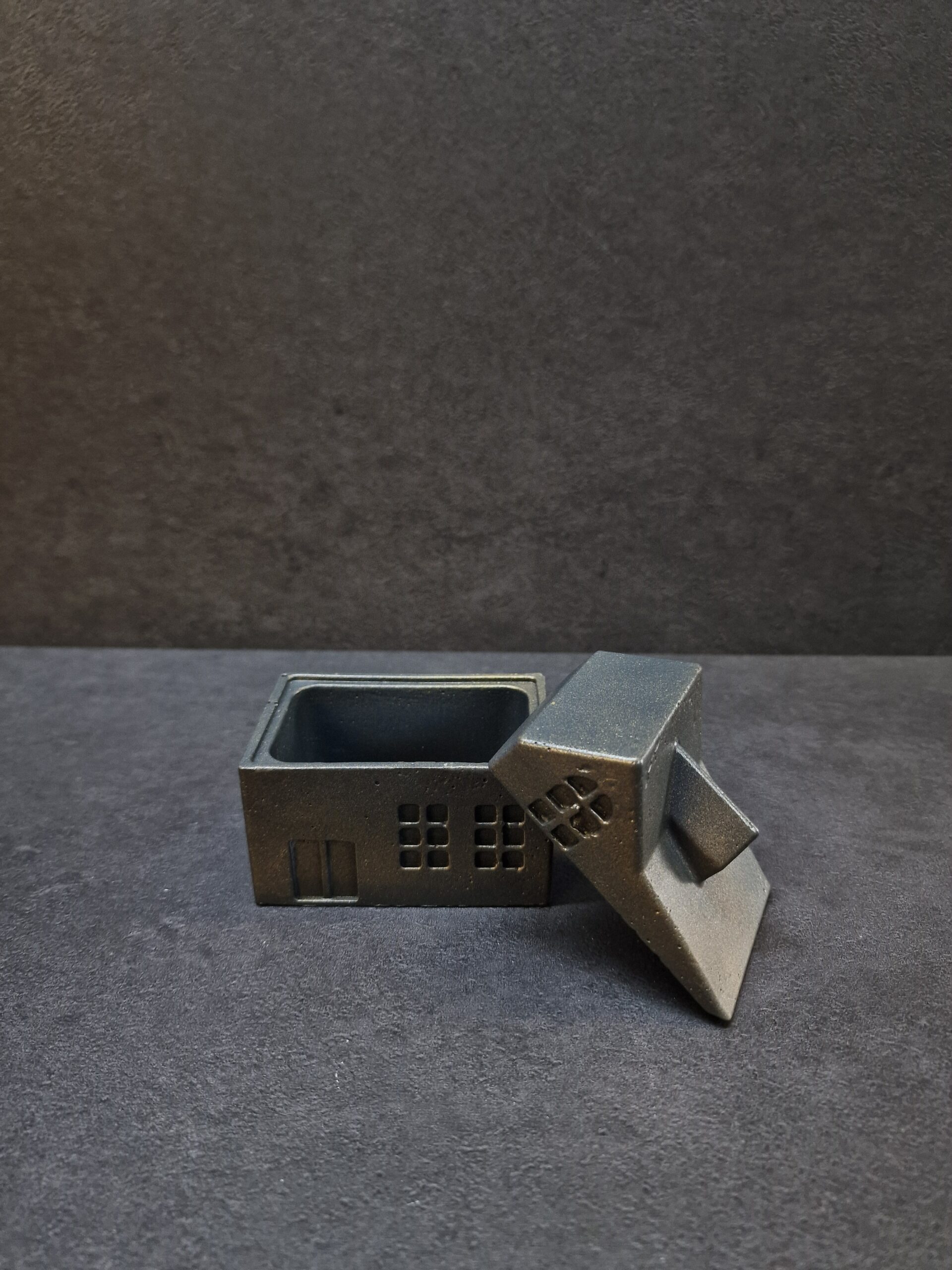 namelis didelis juoda-auksas