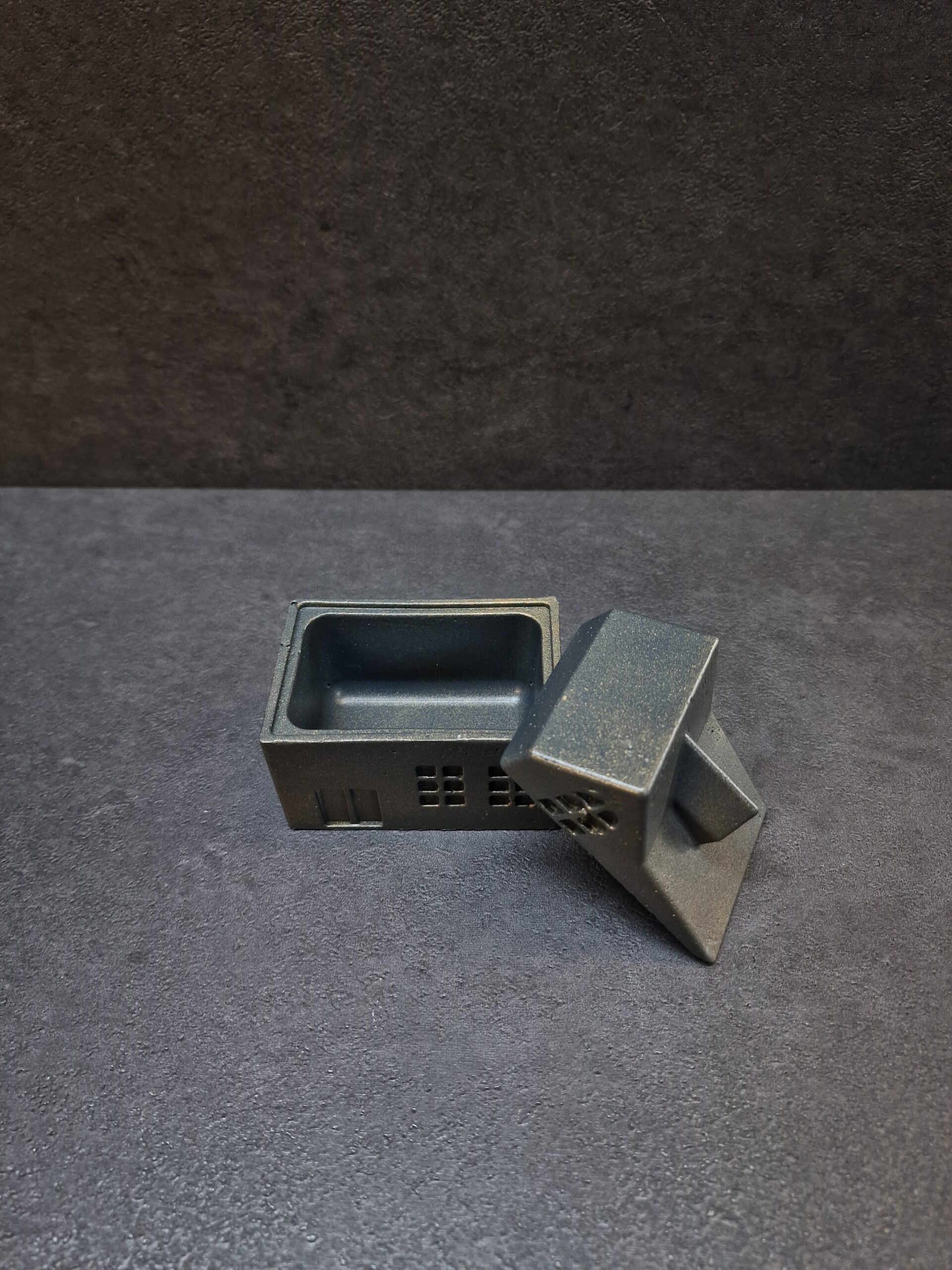 namelis didelis juoda-auksas