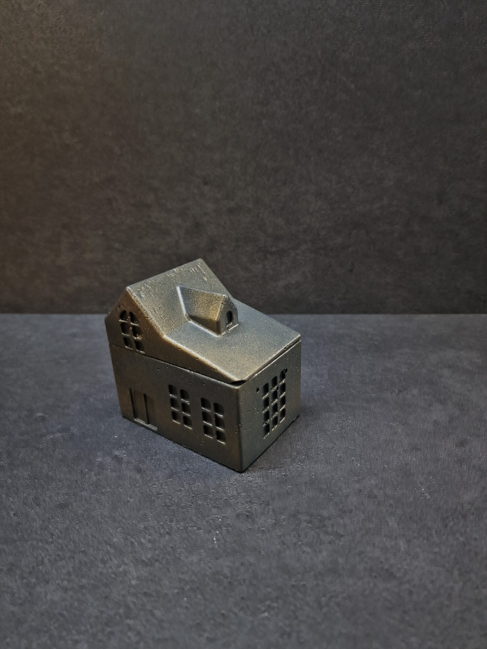 namelis didelis juoda-auksas