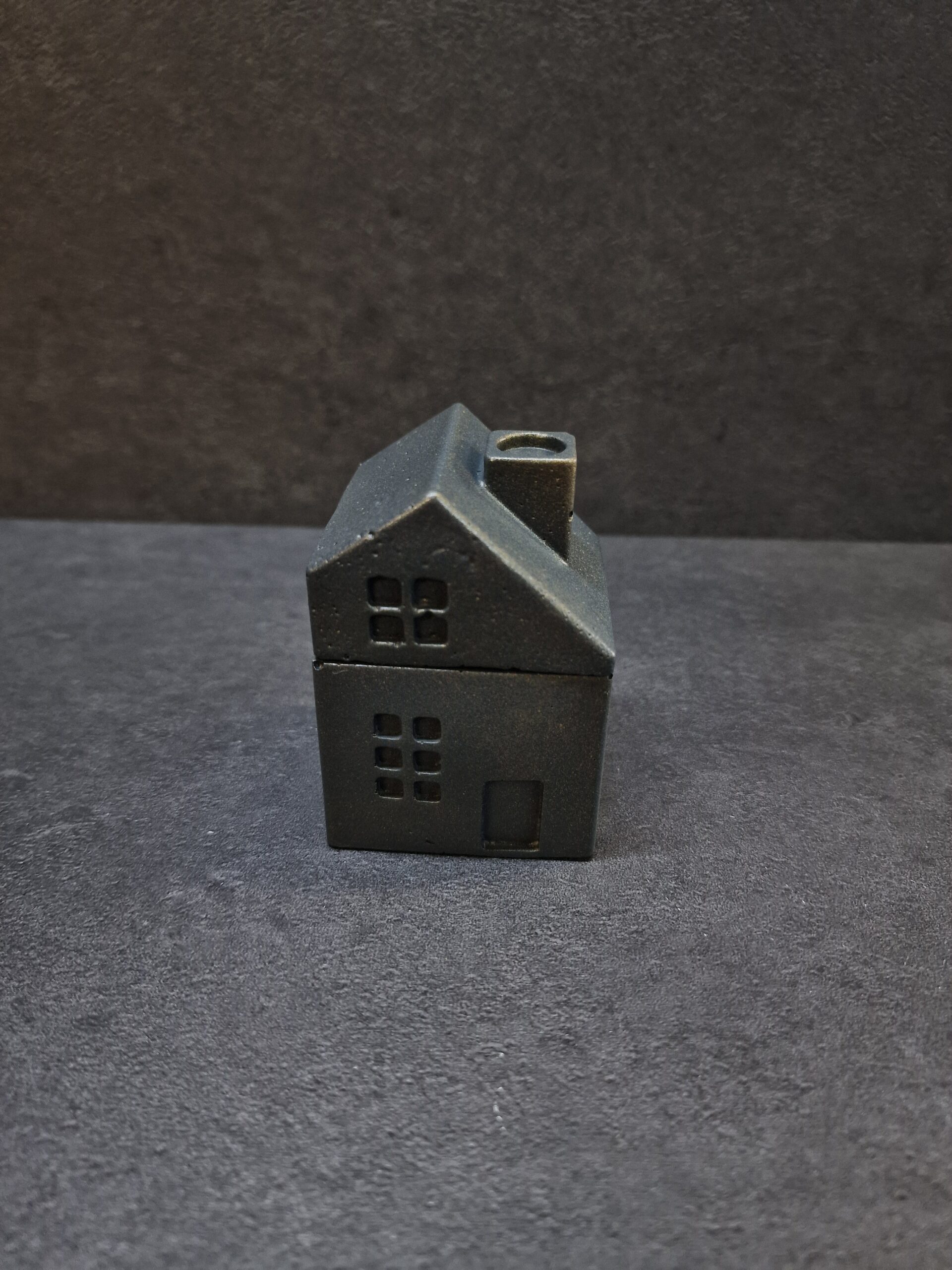 namelis mazas 2 juoda-auksas