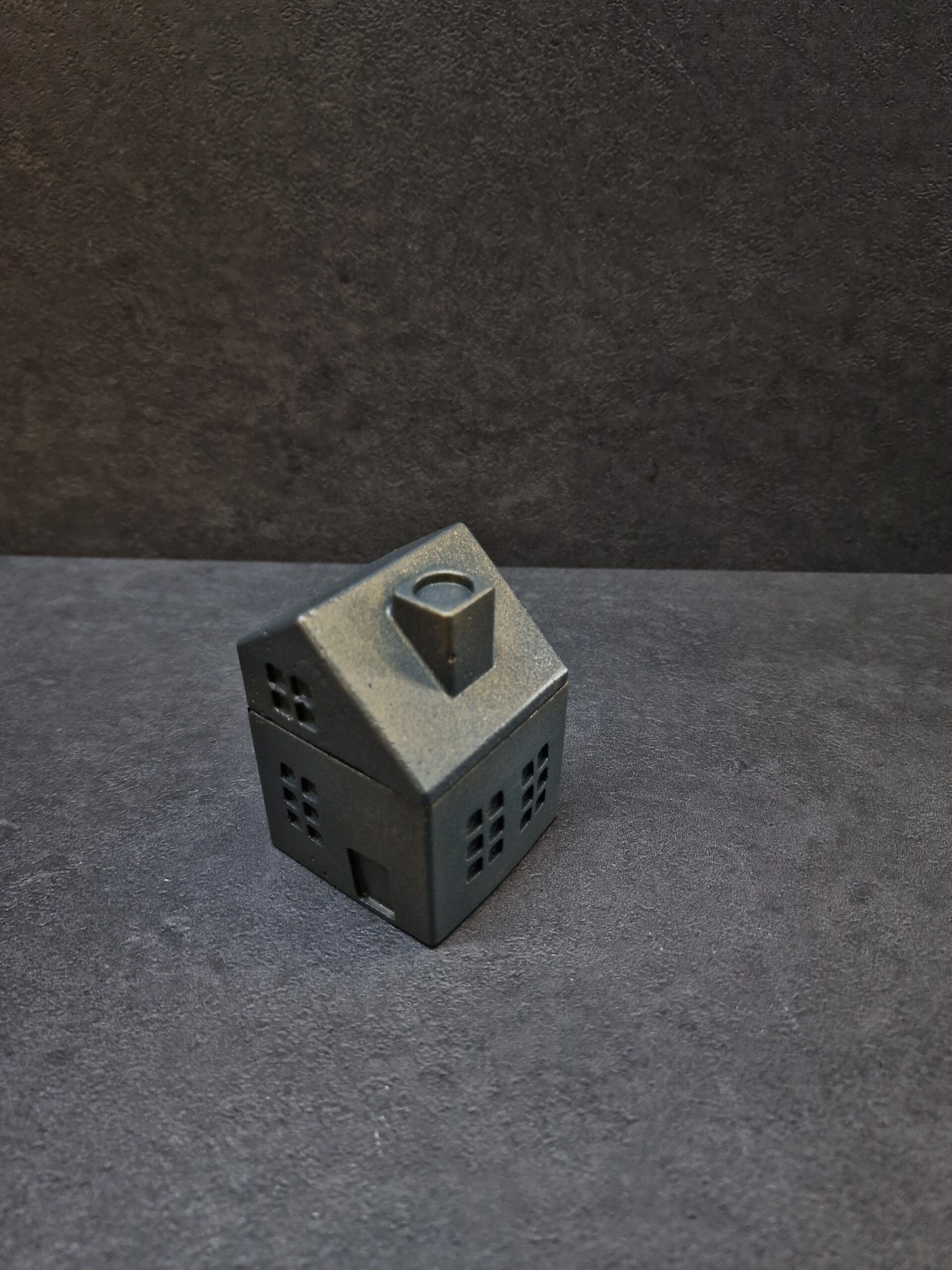 namelis mazas 2 juoda-auksas