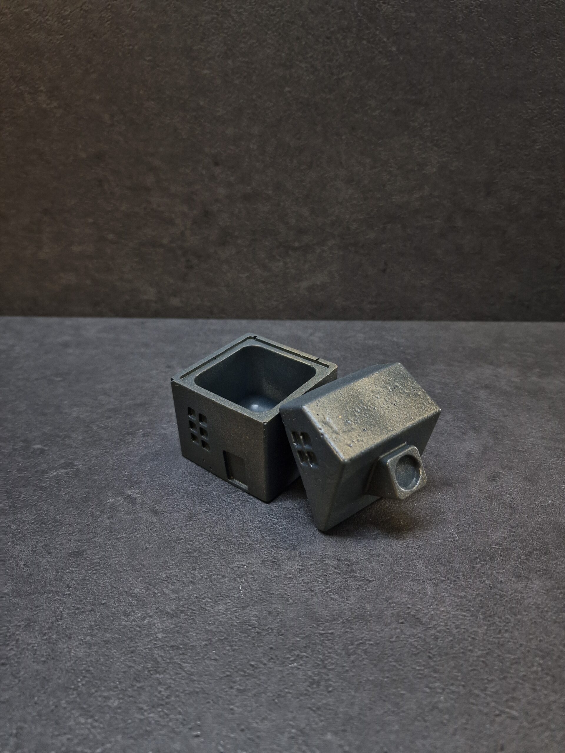 namelis mazas 2 juoda-auksas