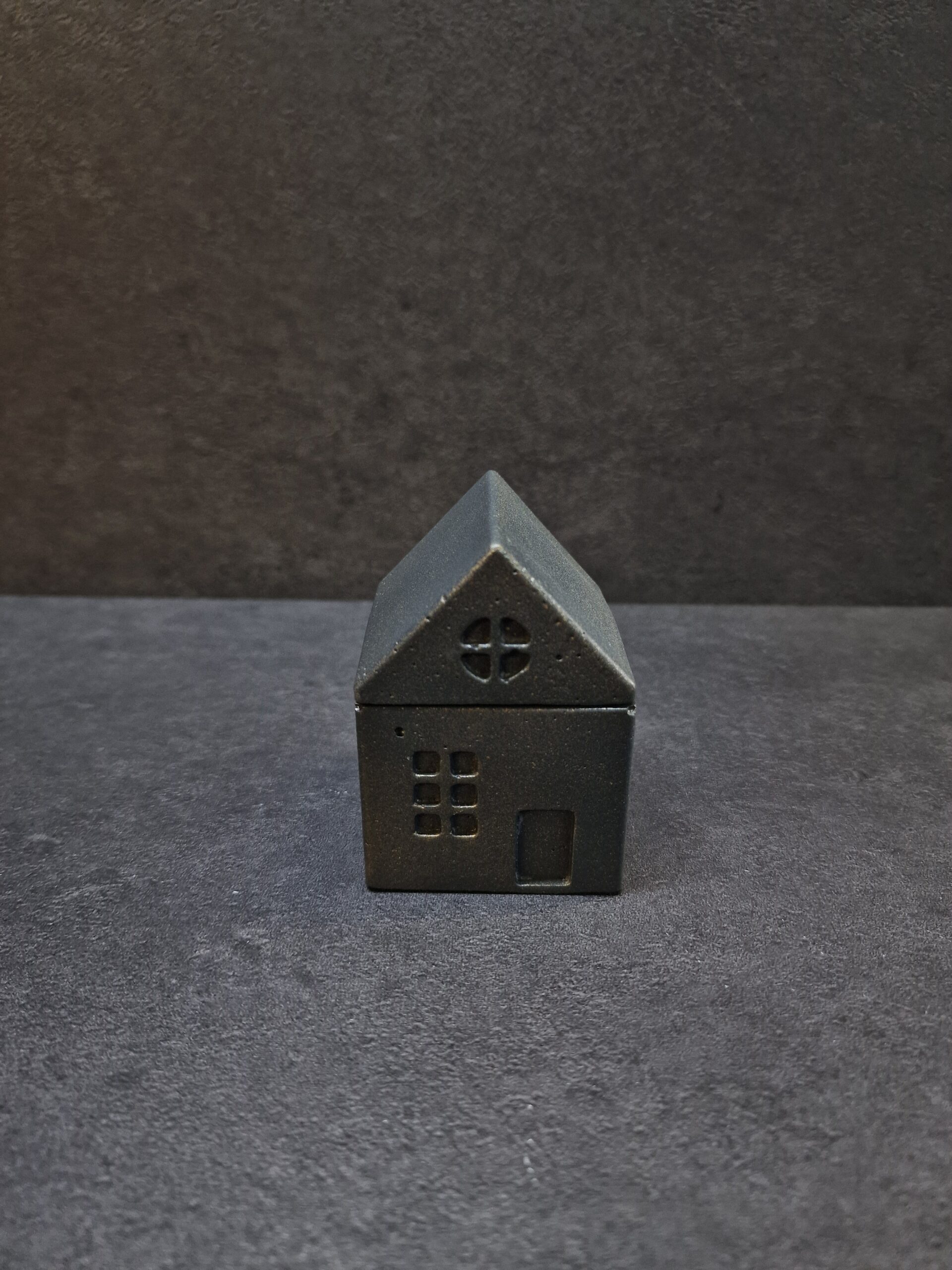 namelis mazas juoda-auksas