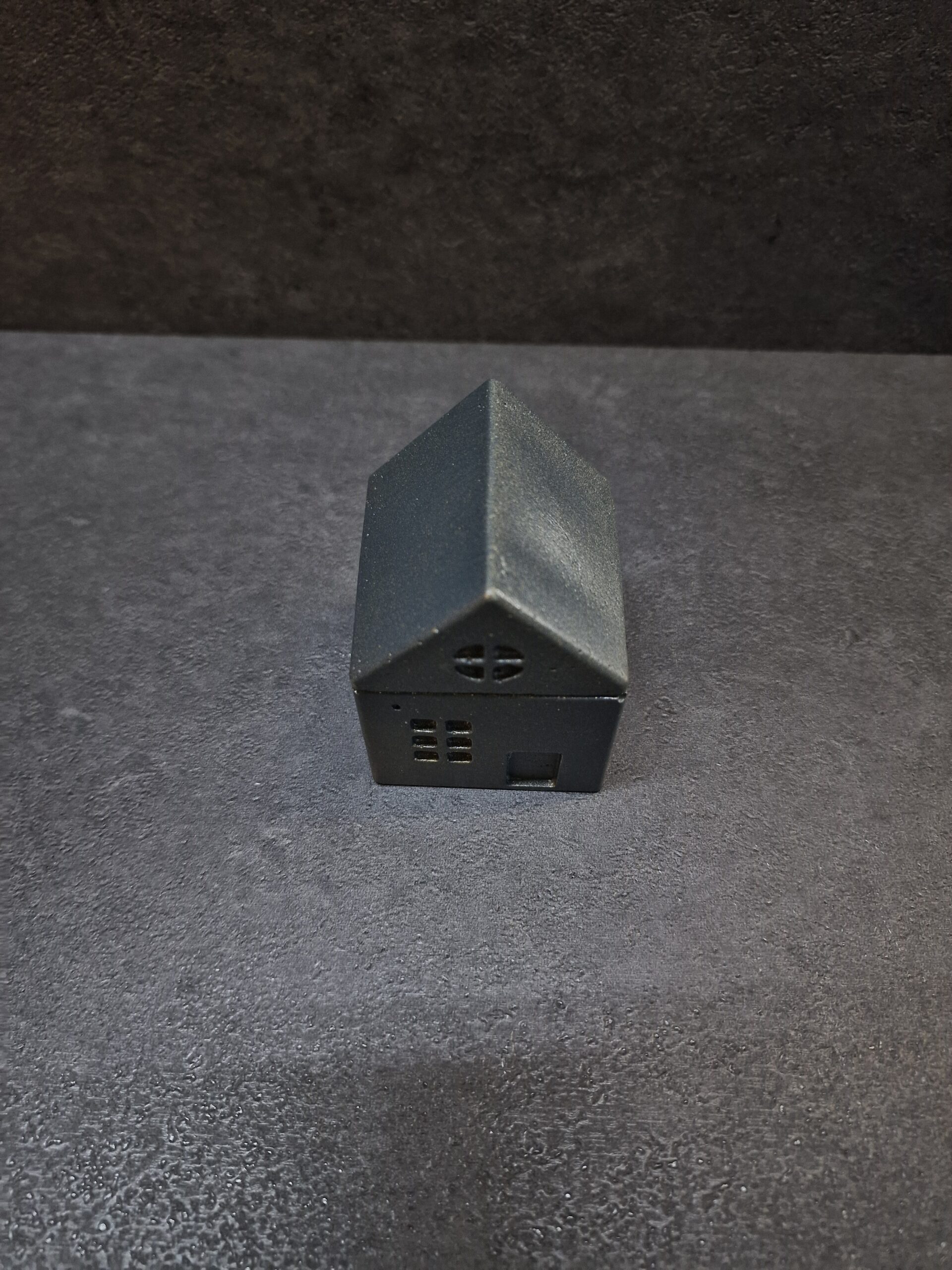 namelis mazas juoda-auksas