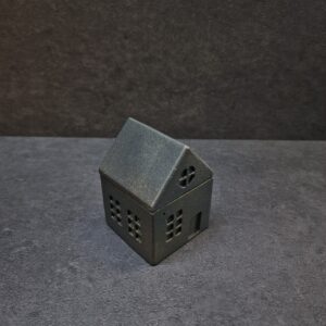 namelis mazas juoda-auksas