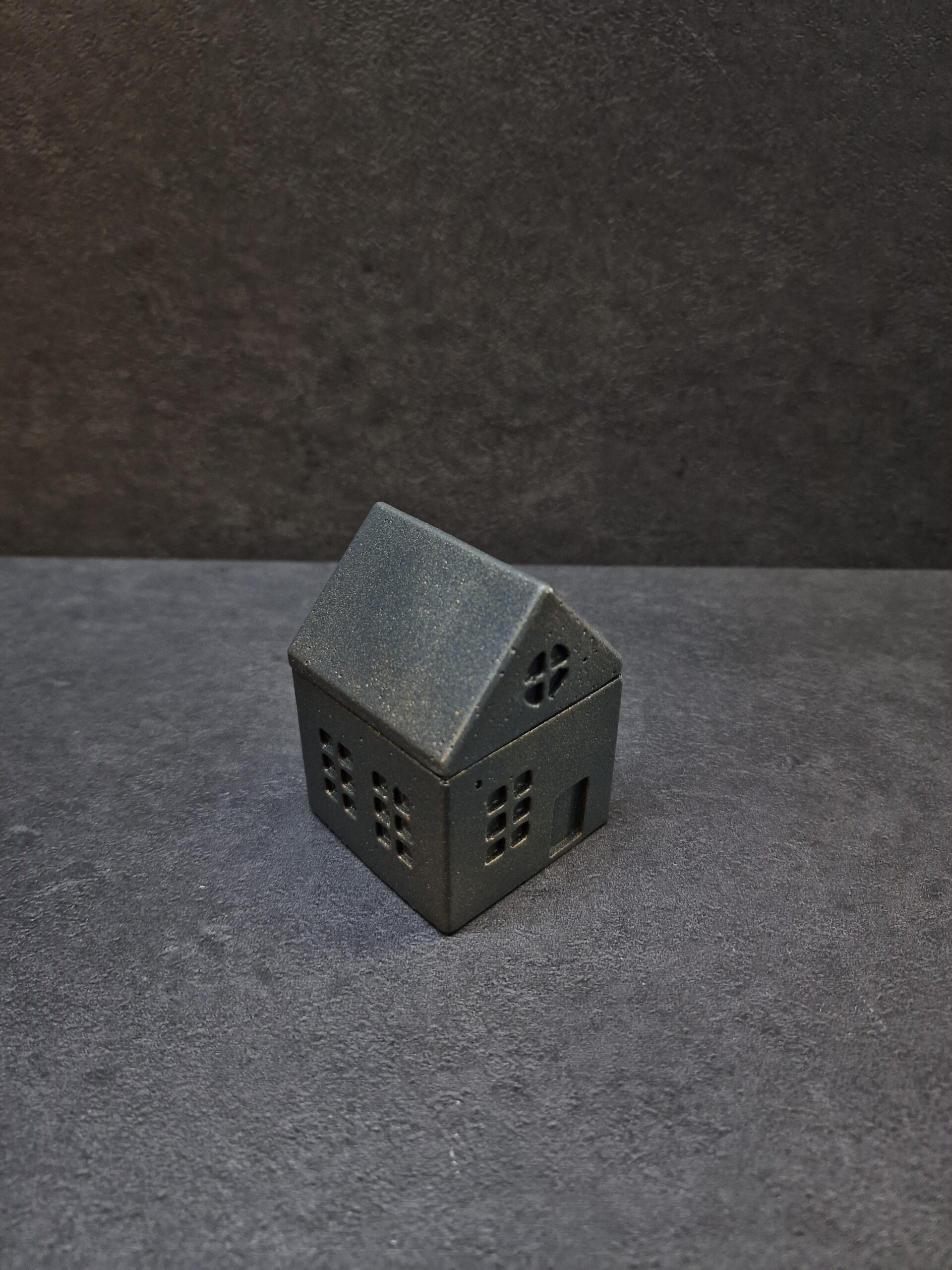 namelis mazas juoda-auksas