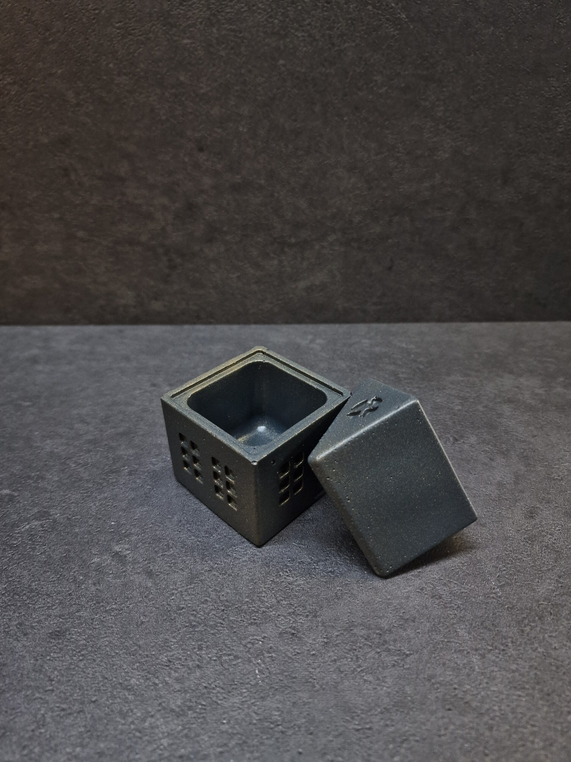 namelis mazas juoda-auksas