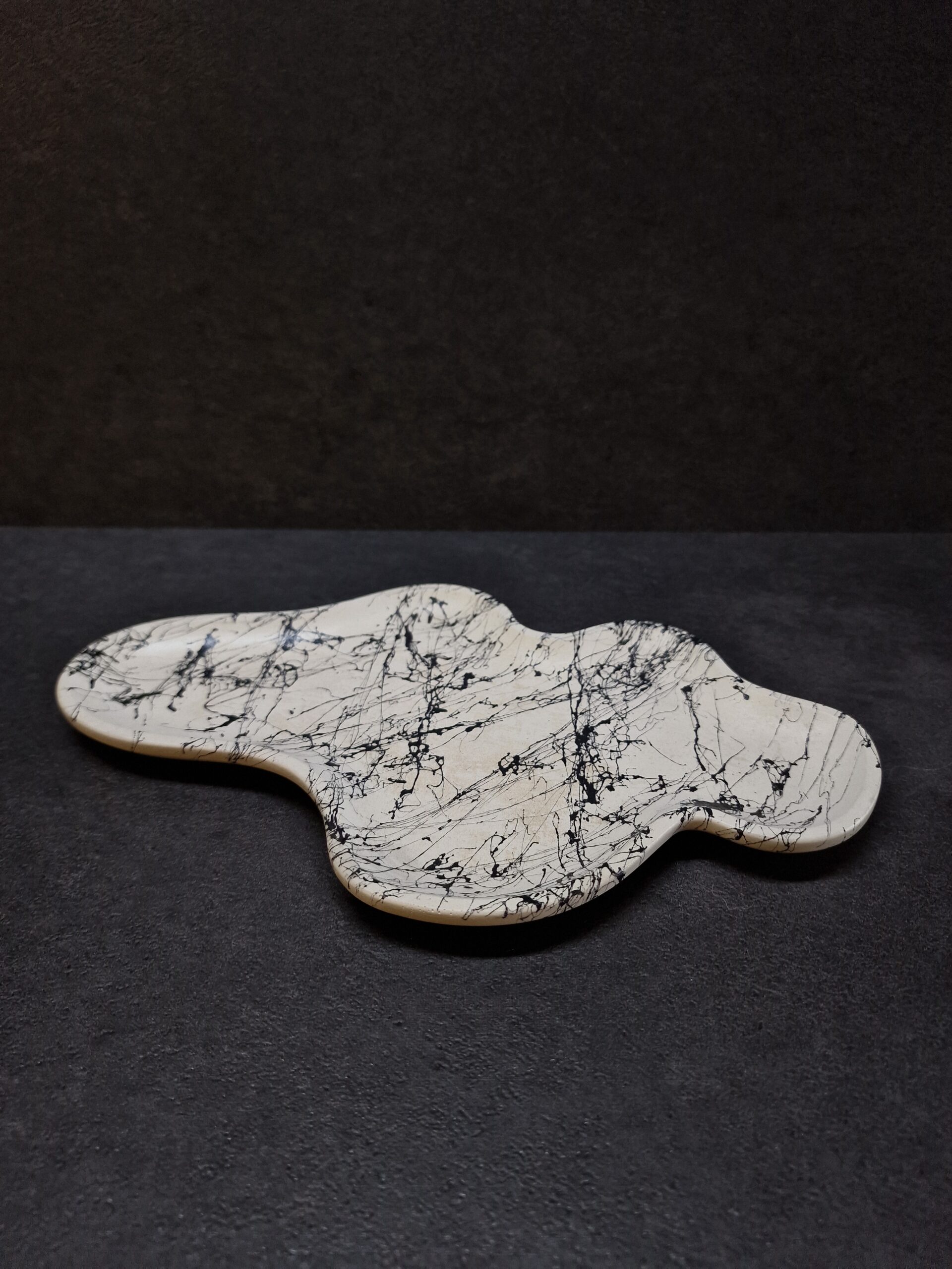 padeklas kringelis naturalus juodas marmuras