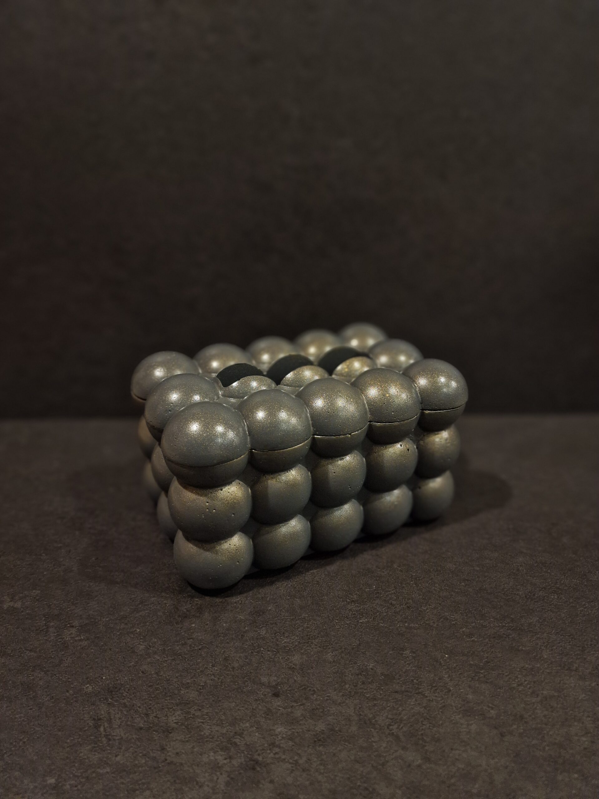 serveteliu dezute tamsiai pilka-auksas