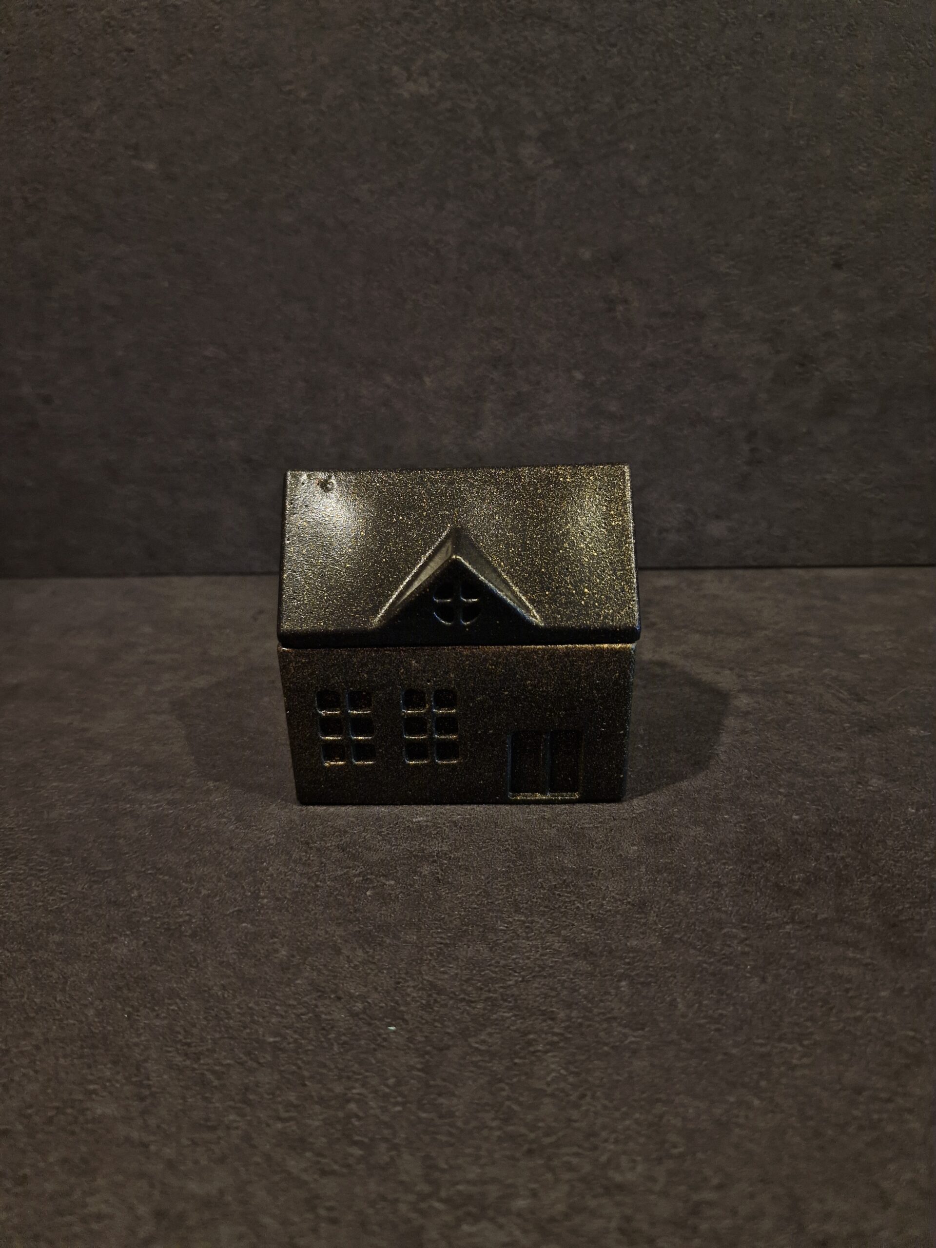 namelis didelis 2 juodas auksas