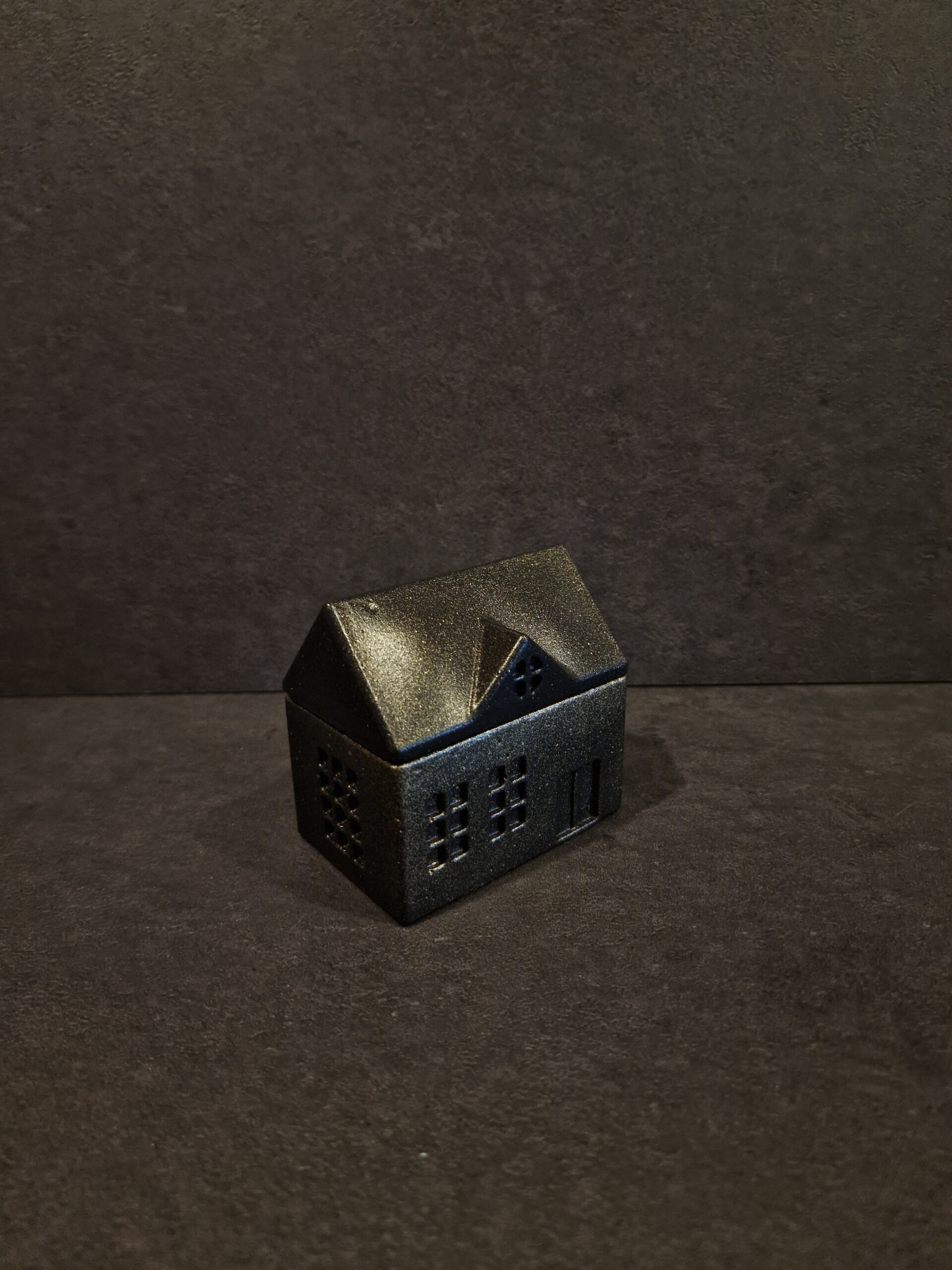 namelis didelis 2 juodas auksas