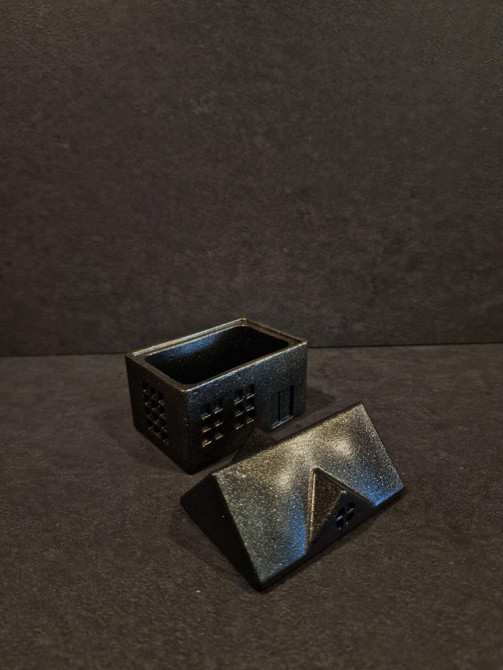 namelis didelis 2 juodas auksas