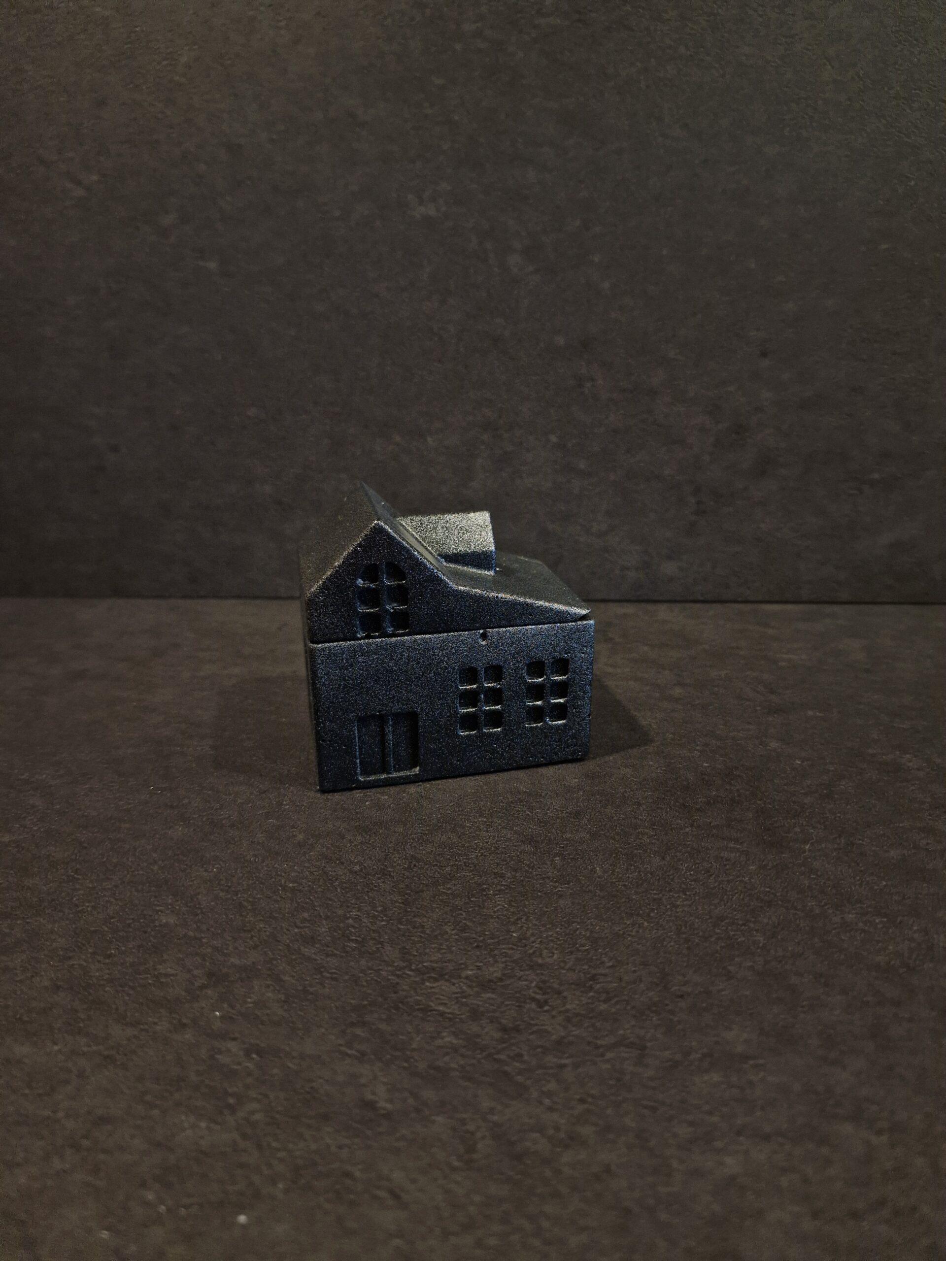 namelis didelis juoda sidabras